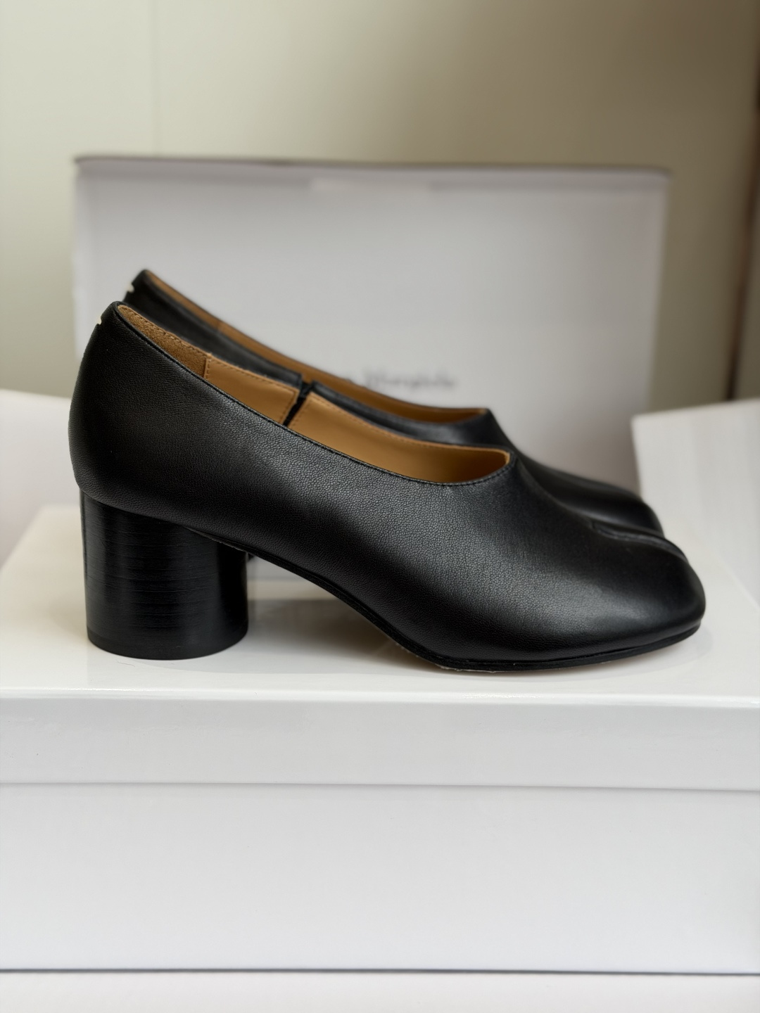 东莞代购级(官网同步✈️盒包装) Maison Margiela 马吉拉 26ss 粗跟分趾鞋 Tabi分趾鞋 芭蕾舞鞋 东莞代购级(官网同步✈️盒包装) Maison Margiela 马吉拉 26ss 粗跟分趾鞋 Tabi分趾鞋 芭蕾舞鞋