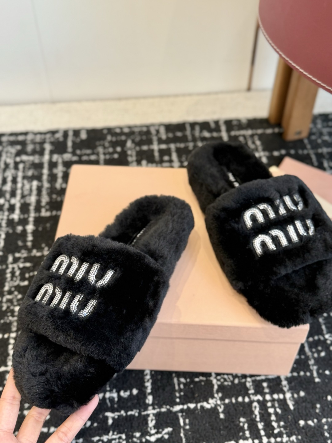 代购级 Miu Miu 26ss 秋冬新品毛拖～ 秋冬新宠 百搭时髦单品！ 不管居家还是外穿都是品味的象征性！ 秋冬搭配