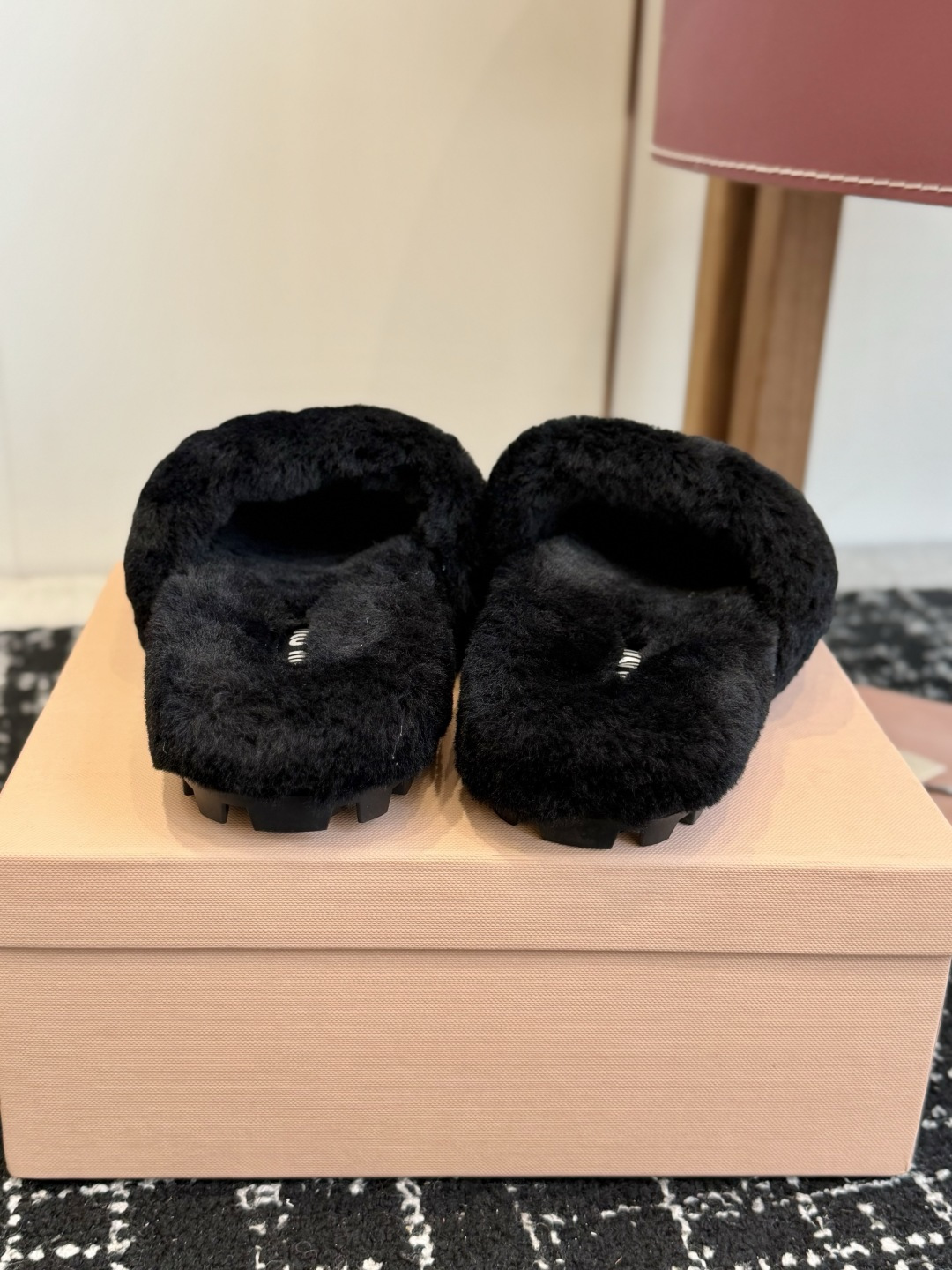 代购级 Miu Miu 26ss 秋冬新品毛拖～ 秋冬新宠 百搭时髦单品！ 不管居家还是外穿都是品味的象征性！ 秋冬搭配