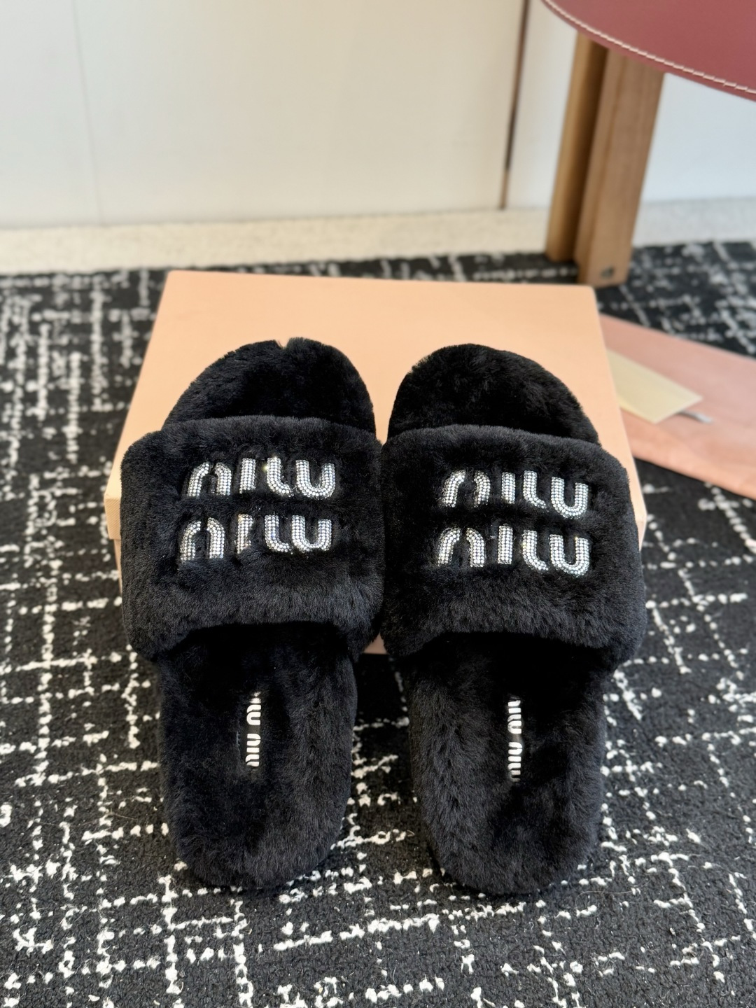代购级 Miu Miu 26ss 秋冬新品毛拖～ 秋冬新宠 百搭时髦单品！ 不管居家还是外穿都是品味的象征性！ 秋冬搭配