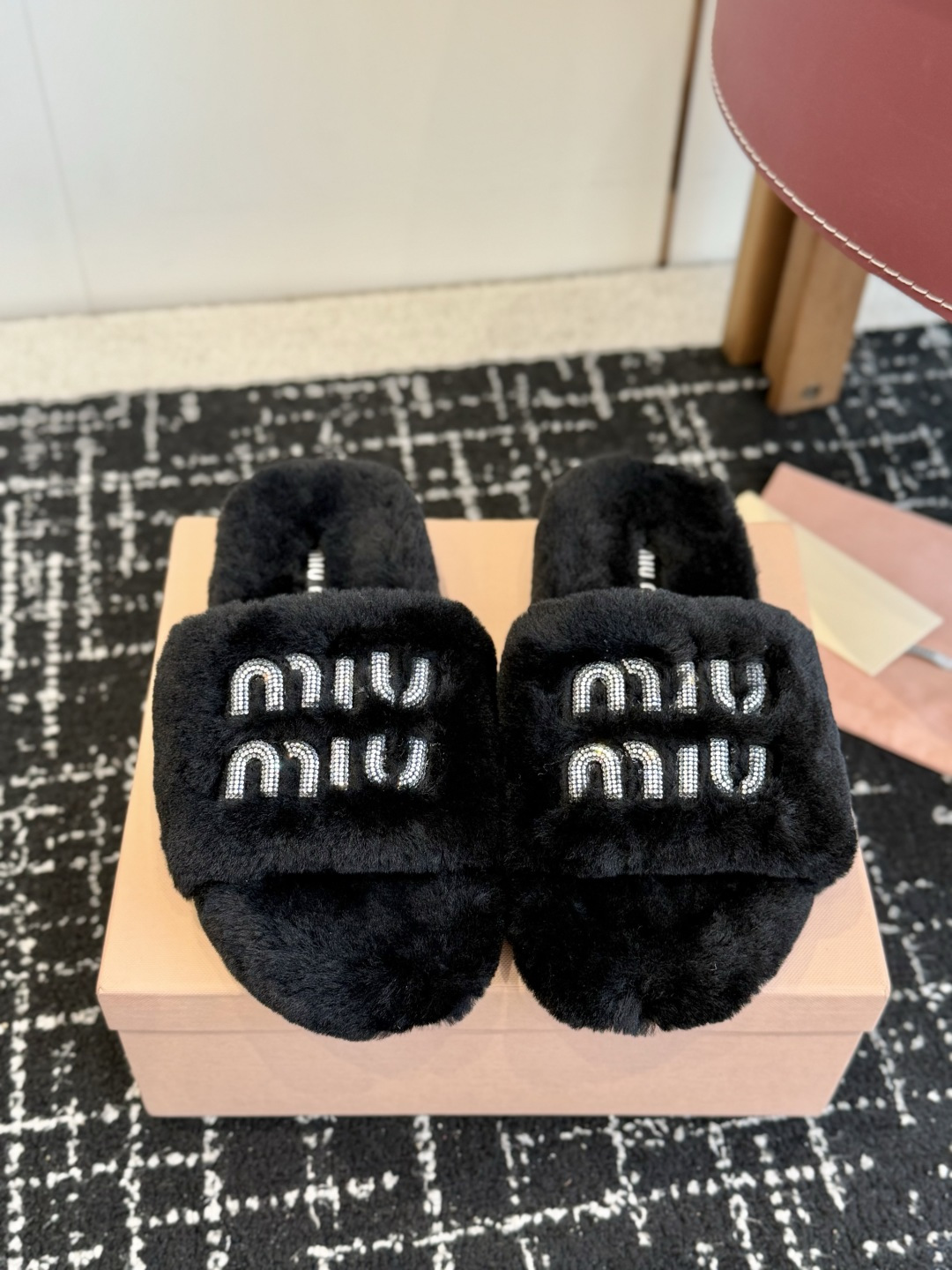 代购级 Miu Miu 26ss 秋冬新品毛拖～ 秋冬新宠 百搭时髦单品！ 不管居家还是外穿都是品味的象征性！ 秋冬搭配
