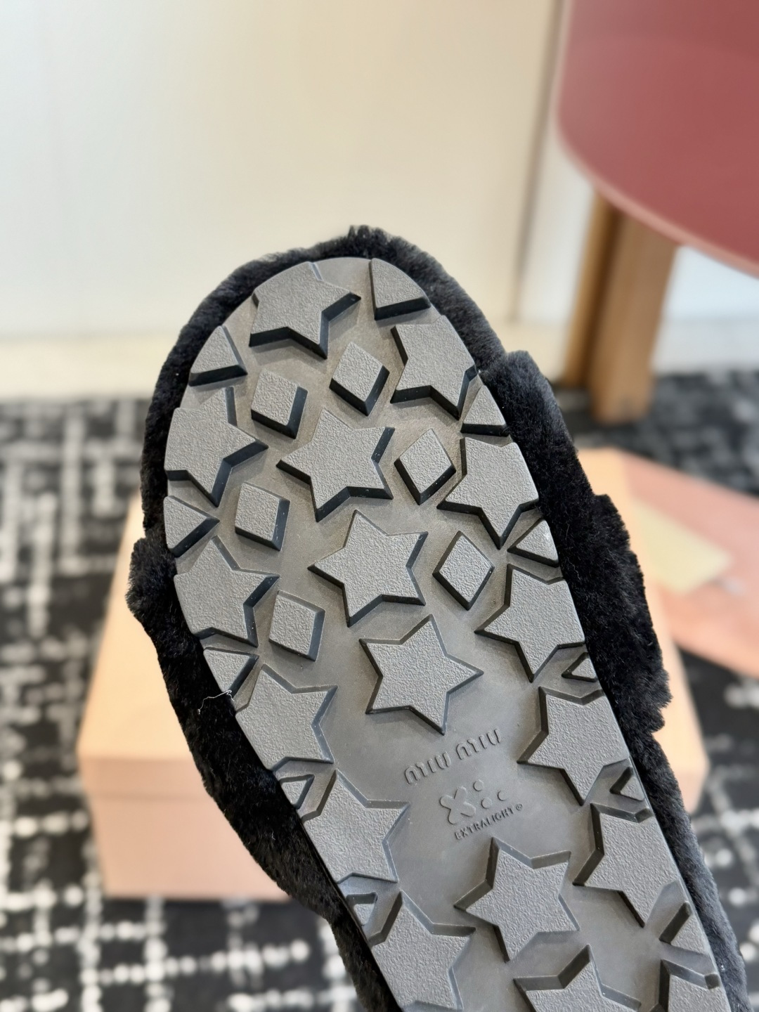 代购级 Miu Miu 26ss 秋冬新品毛拖～ 秋冬新宠 百搭时髦单品！ 不管居家还是外穿都是品味的象征性！ 秋冬搭配