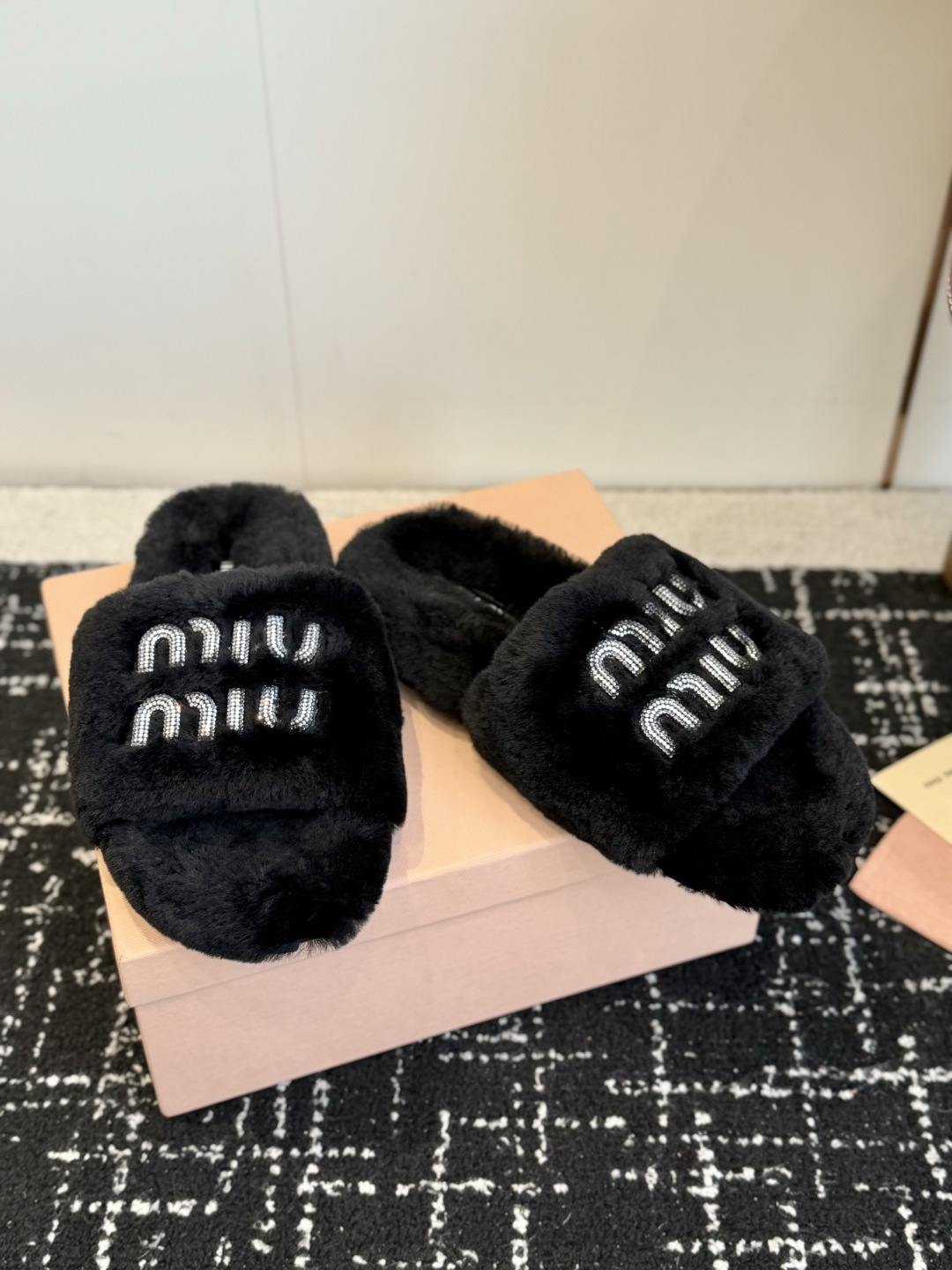 代购级 Miu Miu 26ss 秋冬新品毛拖～ 秋冬新宠 百搭时髦单品！ 不管居家还是外穿都是品味的象征性！ 秋冬搭配
