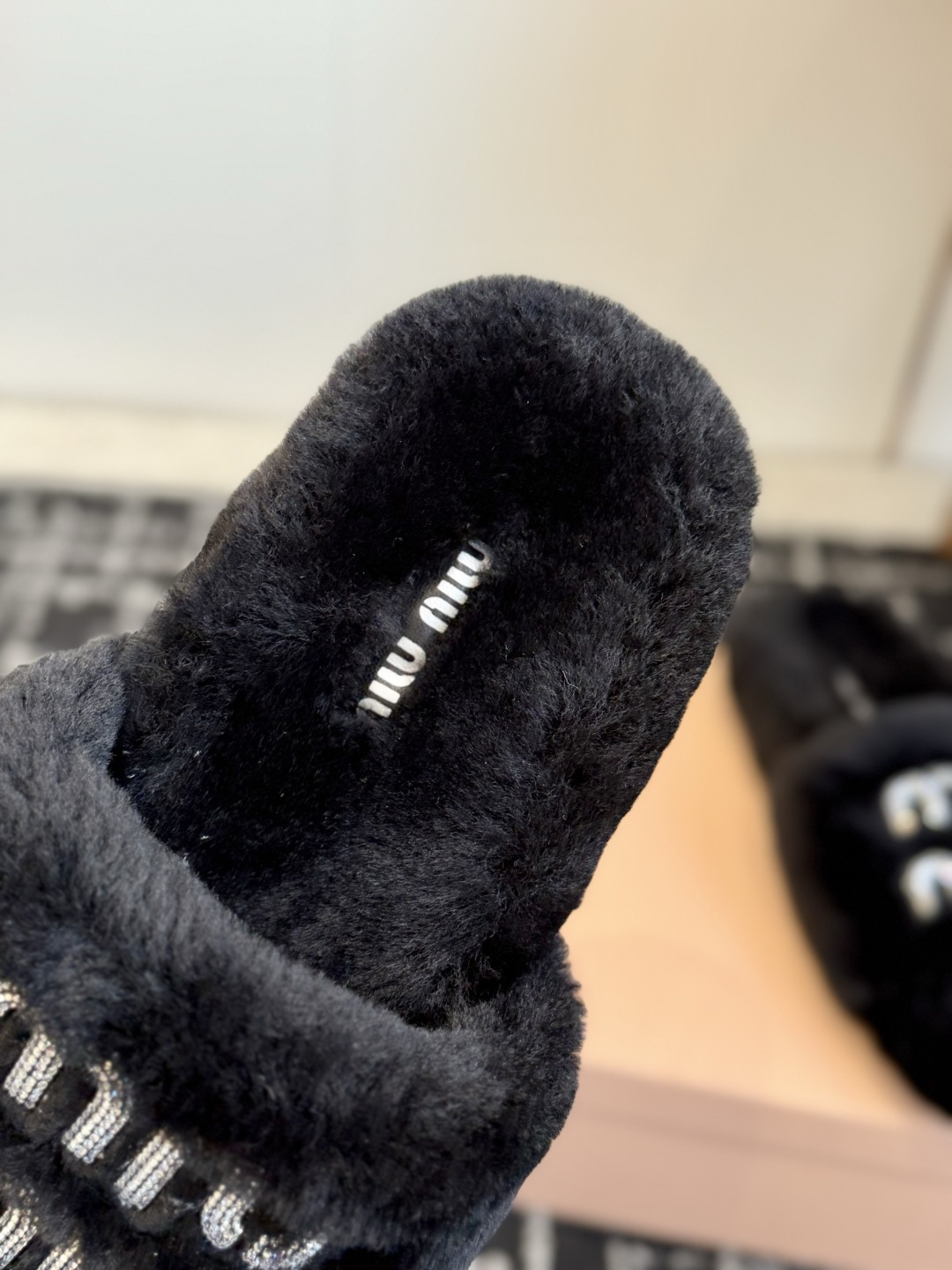 代购级 Miu Miu 26ss 秋冬新品毛拖～ 秋冬新宠 百搭时髦单品！ 不管居家还是外穿都是品味的象征性！ 秋冬搭配