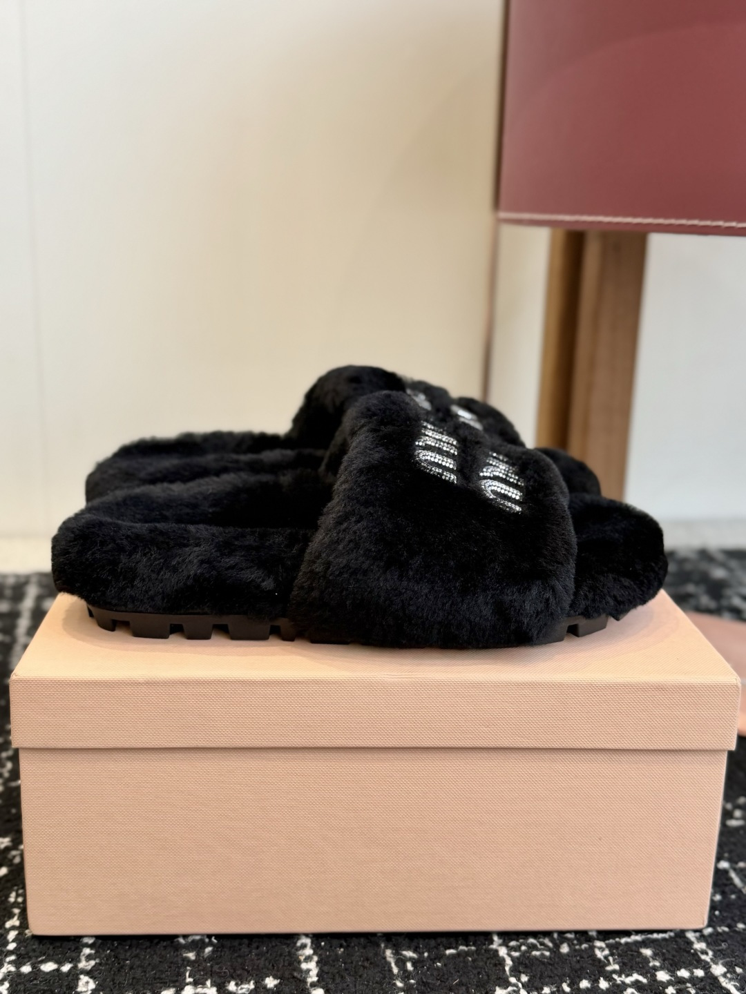 代购级 Miu Miu 26ss 秋冬新品毛拖～ 秋冬新宠 百搭时髦单品！ 不管居家还是外穿都是品味的象征性！ 秋冬搭配