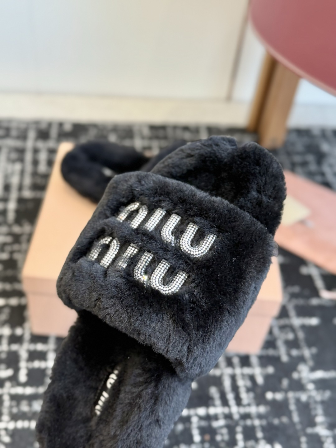 代购级 Miu Miu 26ss 秋冬新品毛拖～ 秋冬新宠 百搭时髦单品！ 不管居家还是外穿都是品味的象征性！ 秋冬搭配