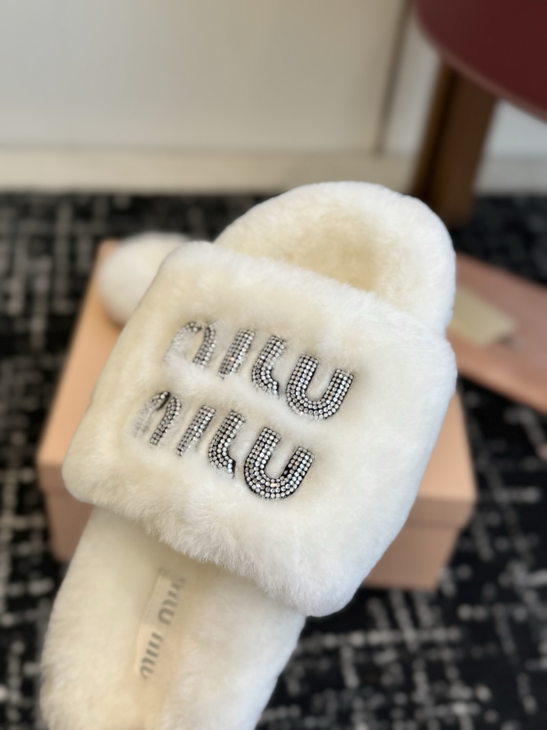 代购级 Miu Miu 26ss 秋冬新品毛拖～ 秋冬新宠 百搭时髦单品！ 不管居家还是外穿都是品味的象征性！ 秋冬搭配