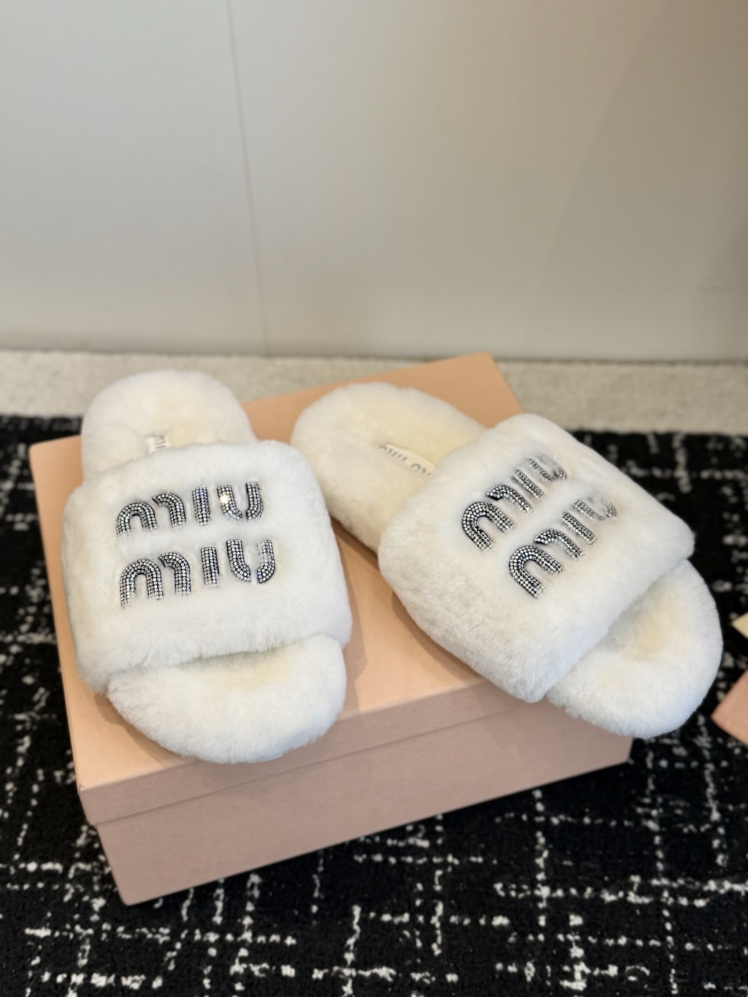 代购级 Miu Miu 26ss 秋冬新品毛拖～ 秋冬新宠 百搭时髦单品！ 不管居家还是外穿都是品味的象征性！ 秋冬搭配