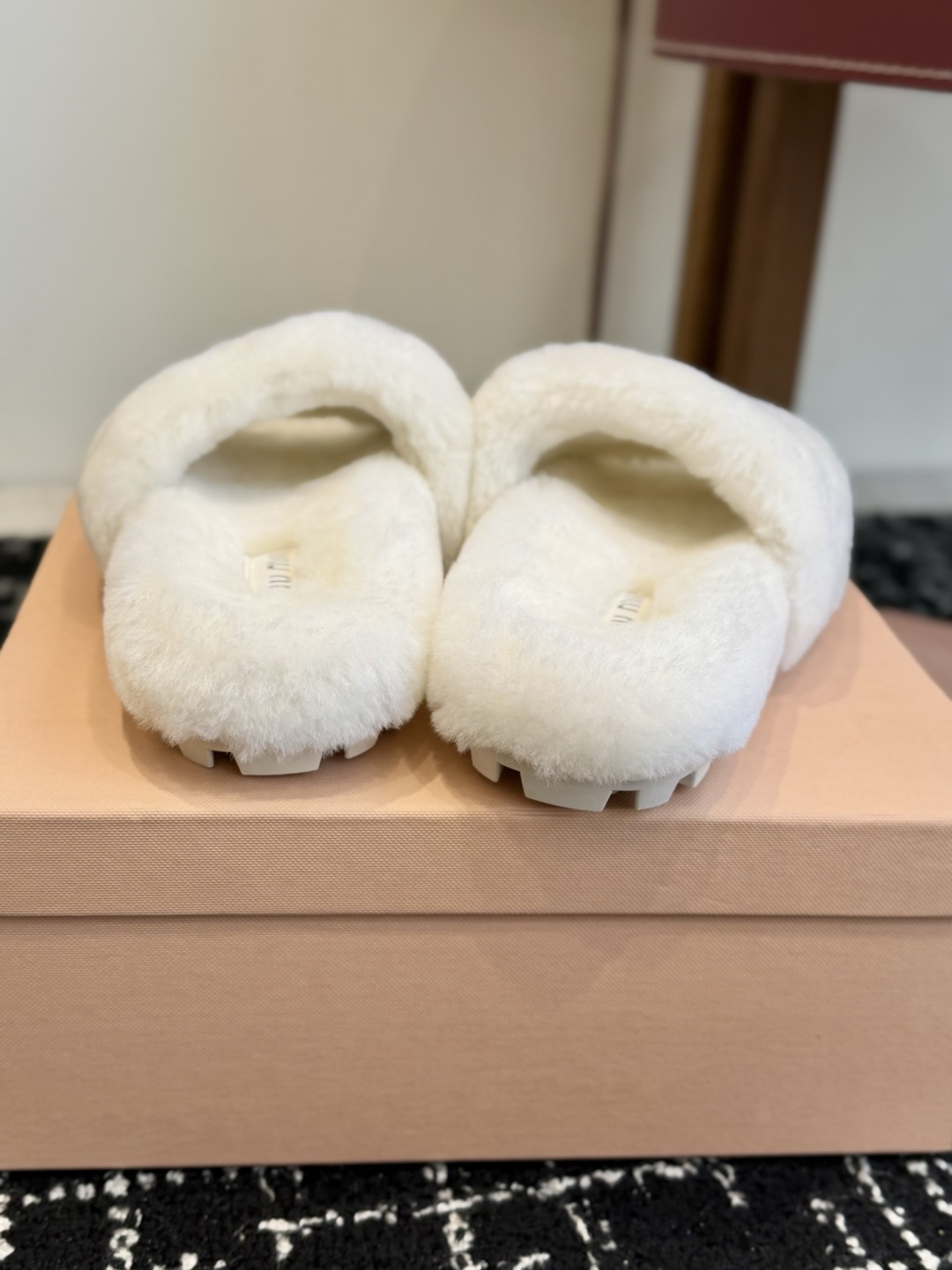 代购级 Miu Miu 26ss 秋冬新品毛拖～ 秋冬新宠 百搭时髦单品！ 不管居家还是外穿都是品味的象征性！ 秋冬搭配