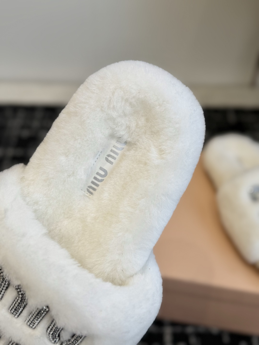 代购级 Miu Miu 26ss 秋冬新品毛拖～ 秋冬新宠 百搭时髦单品！ 不管居家还是外穿都是品味的象征性！ 秋冬搭配