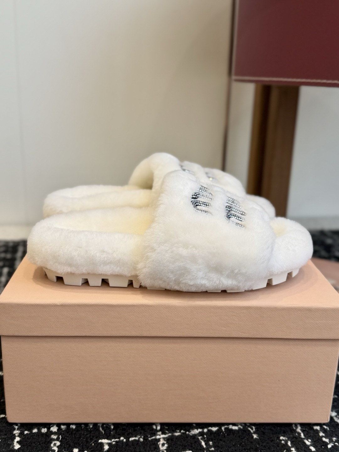 代购级 Miu Miu 26ss 秋冬新品毛拖～ 秋冬新宠 百搭时髦单品！ 不管居家还是外穿都是品味的象征性！ 秋冬搭配