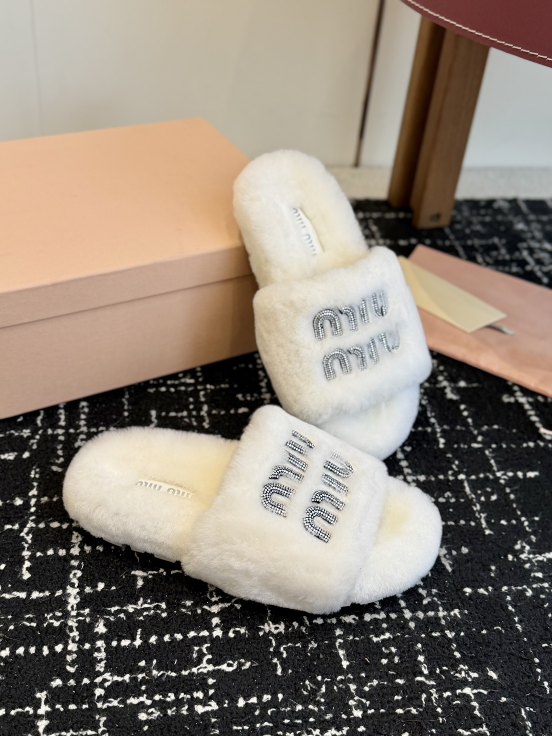 代购级 Miu Miu 26ss 秋冬新品毛拖～ 秋冬新宠 百搭时髦单品！ 不管居家还是外穿都是品味的象征性！ 秋冬搭配