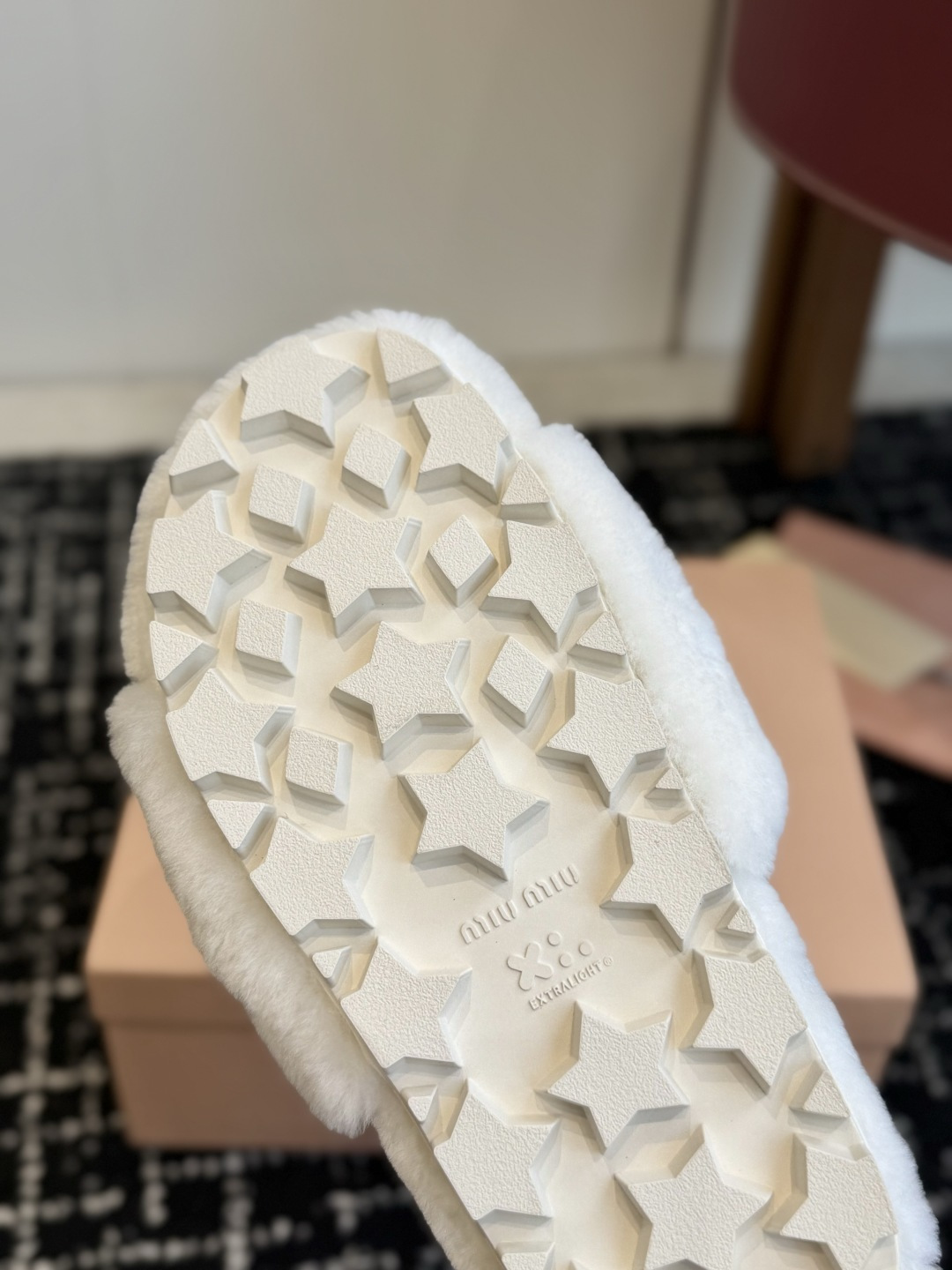 代购级 Miu Miu 26ss 秋冬新品毛拖～ 秋冬新宠 百搭时髦单品！ 不管居家还是外穿都是品味的象征性！ 秋冬搭配