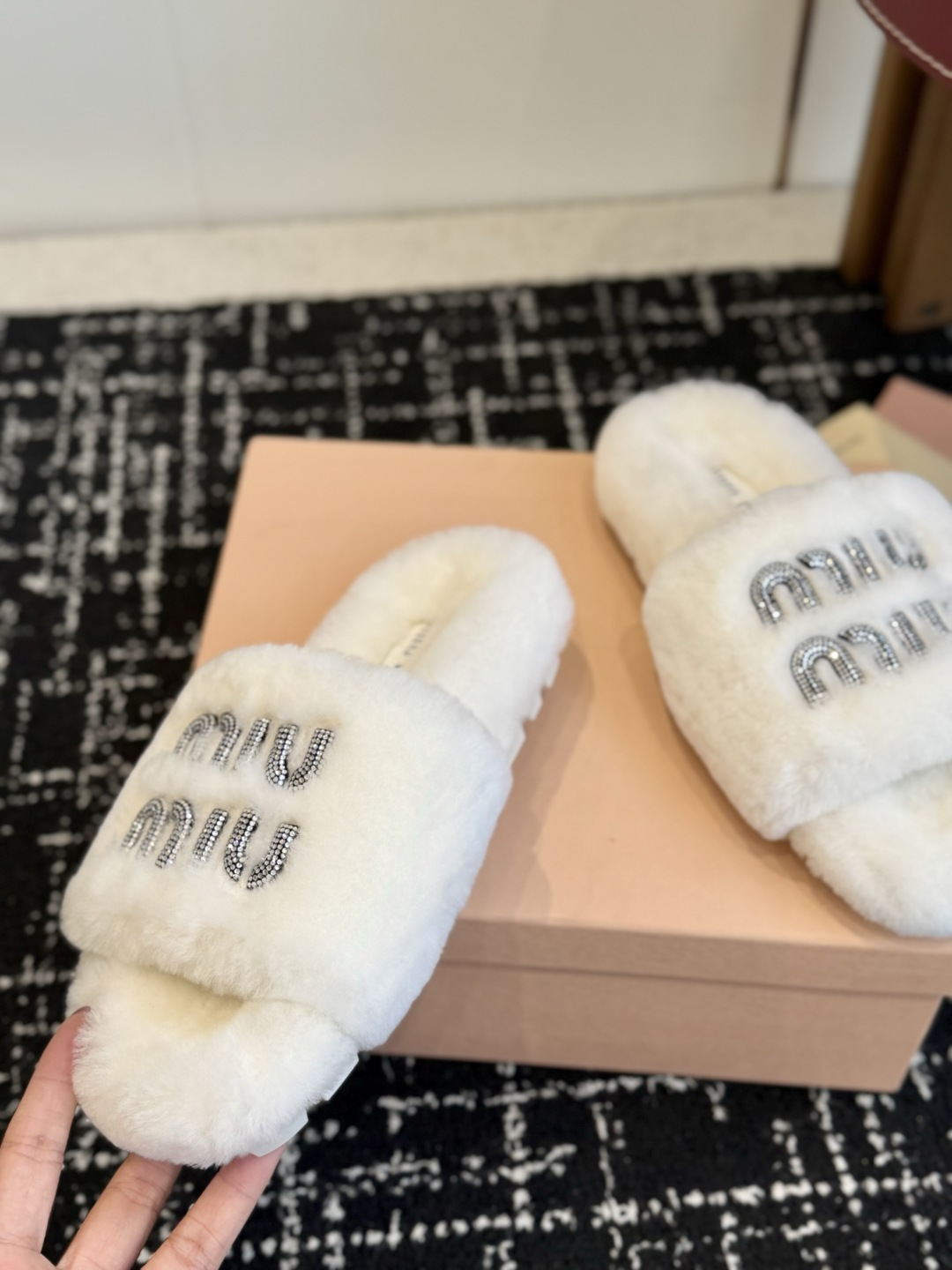 代购级 Miu Miu 26ss 秋冬新品毛拖～ 秋冬新宠 百搭时髦单品！ 不管居家还是外穿都是品味的象征性！ 秋冬搭配