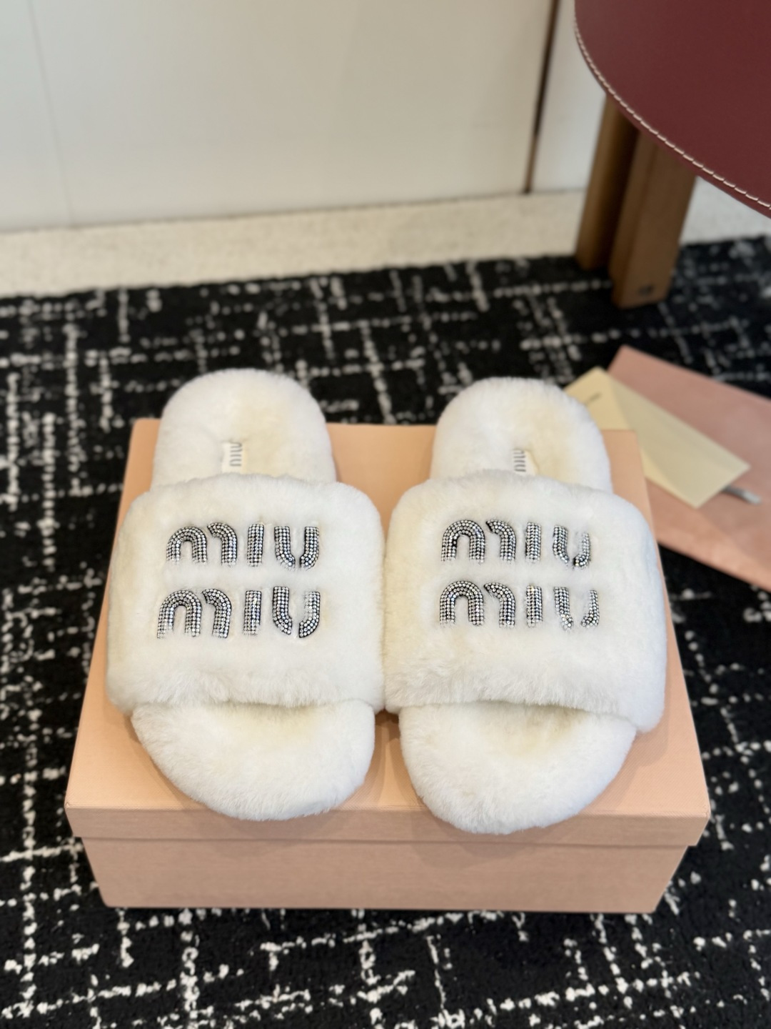 代购级 Miu Miu 26ss 秋冬新品毛拖～ 秋冬新宠 百搭时髦单品！ 不管居家还是外穿都是品味的象征性！ 秋冬搭配