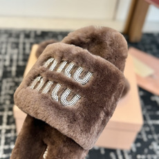代购级 Miu Miu 26ss 秋冬新品毛拖~ 秋冬新宠 百搭时髦单品! 不管居家还是外穿都是品味的象征性! 秋冬搭配 代购级 Miu Miu 26ss 秋冬新品毛拖~ 秋冬新宠 百搭时髦单品! 不管居家还是外穿都是品味的象征性! 秋冬搭配