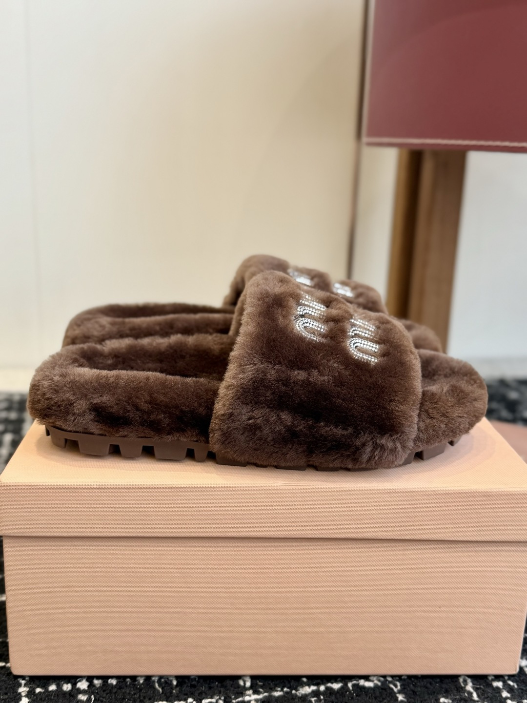 代购级 Miu Miu 26ss 秋冬新品毛拖~ 秋冬新宠 百搭时髦单品! 不管居家还是外穿都是品味的象征性! 秋冬搭配 代购级 Miu Miu 26ss 秋冬新品毛拖~ 秋冬新宠 百搭时髦单品! 不管居家还是外穿都是品味的象征性! 秋冬搭配