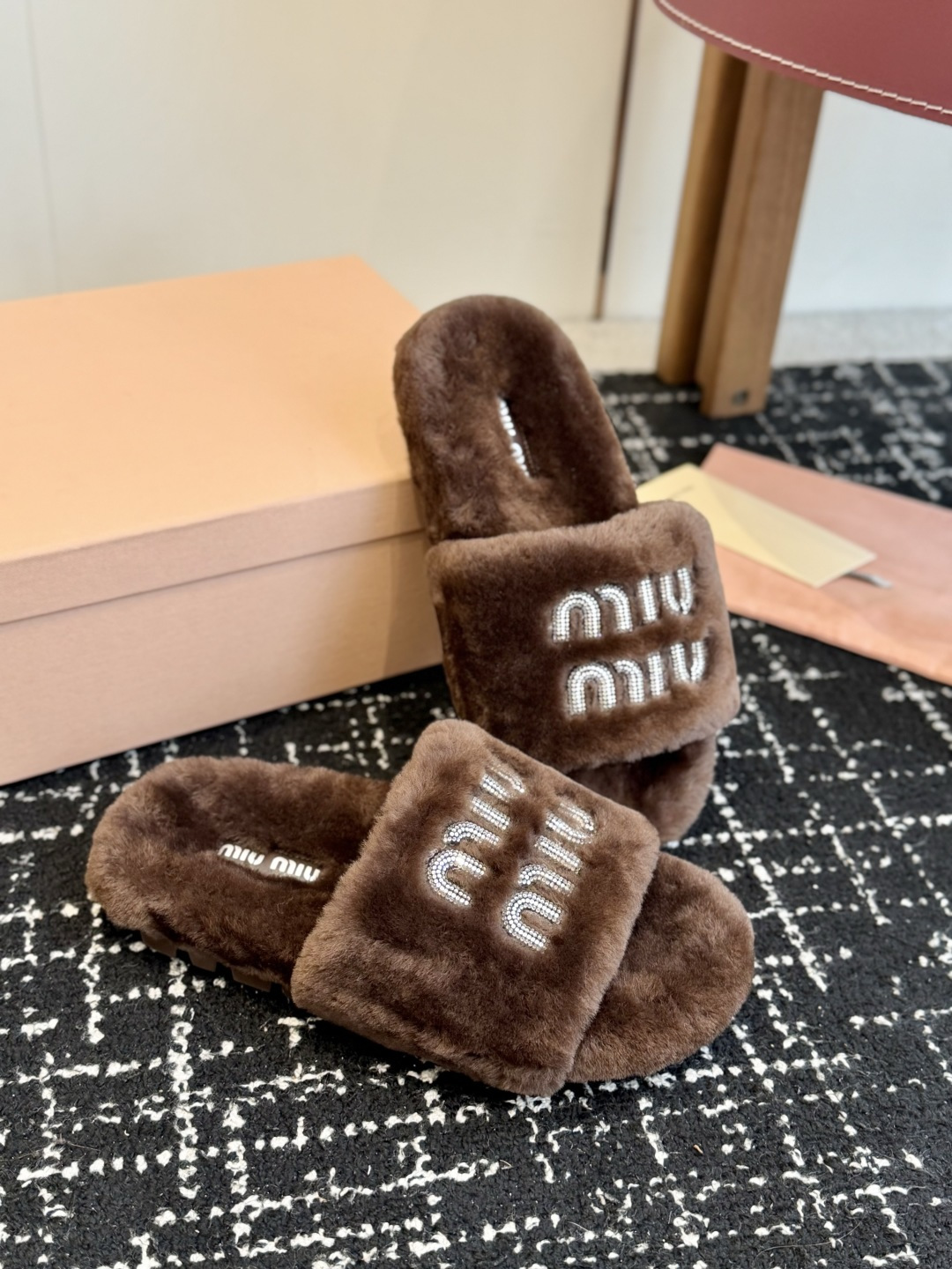 代购级 Miu Miu 26ss 秋冬新品毛拖~ 秋冬新宠 百搭时髦单品! 不管居家还是外穿都是品味的象征性! 秋冬搭配 代购级 Miu Miu 26ss 秋冬新品毛拖~ 秋冬新宠 百搭时髦单品! 不管居家还是外穿都是品味的象征性! 秋冬搭配