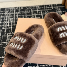 代购级 Miu Miu 26ss 秋冬新品毛拖~ 秋冬新宠 百搭时髦单品! 不管居家还是外穿都是品味的象征性! 秋冬搭配 代购级 Miu Miu 26ss 秋冬新品毛拖~ 秋冬新宠 百搭时髦单品! 不管居家还是外穿都是品味的象征性! 秋冬搭配
