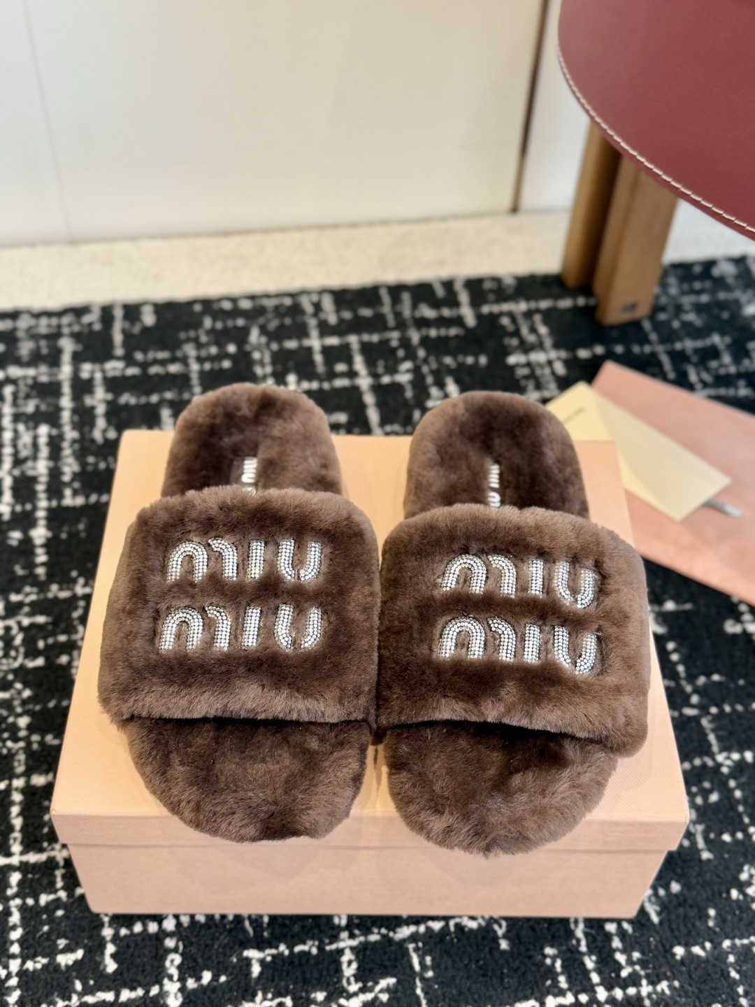 代购级 Miu Miu 26ss 秋冬新品毛拖～ 秋冬新宠 百搭时髦单品！ 不管居家还是外穿都是品味的象征性！ 秋冬搭配