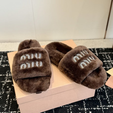 代购级 Miu Miu 26ss 秋冬新品毛拖~ 秋冬新宠 百搭时髦单品! 不管居家还是外穿都是品味的象征性! 秋冬搭配 代购级 Miu Miu 26ss 秋冬新品毛拖~ 秋冬新宠 百搭时髦单品! 不管居家还是外穿都是品味的象征性! 秋冬搭配