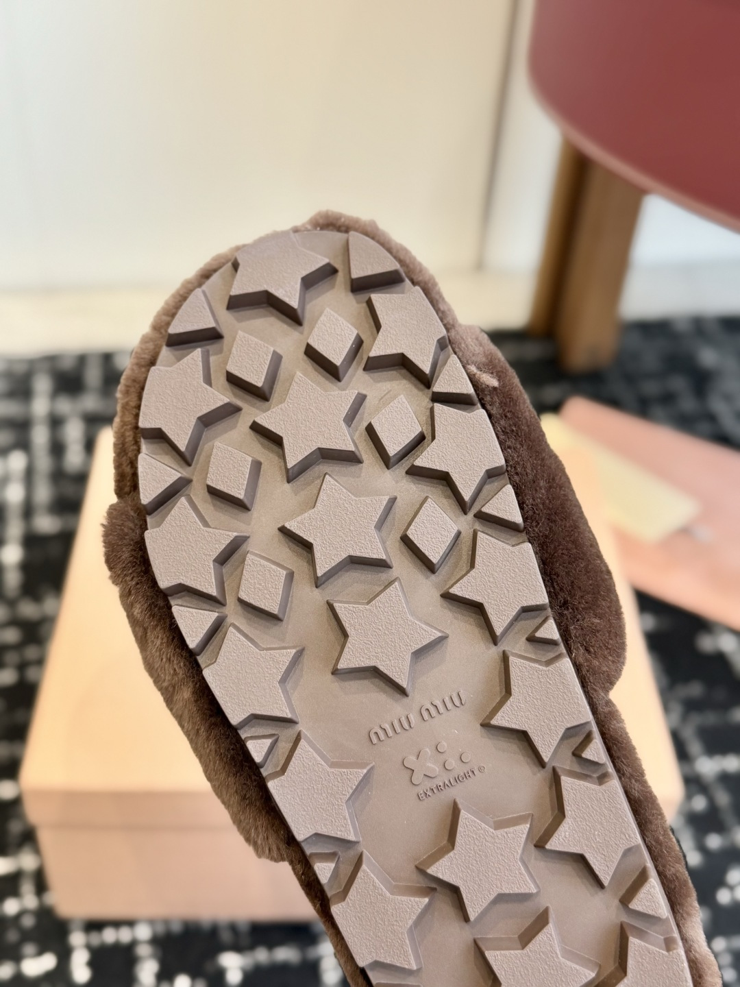代购级 Miu Miu 26ss 秋冬新品毛拖~ 秋冬新宠 百搭时髦单品! 不管居家还是外穿都是品味的象征性! 秋冬搭配 代购级 Miu Miu 26ss 秋冬新品毛拖~ 秋冬新宠 百搭时髦单品! 不管居家还是外穿都是品味的象征性! 秋冬搭配