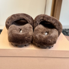 代购级 Miu Miu 26ss 秋冬新品毛拖~ 秋冬新宠 百搭时髦单品! 不管居家还是外穿都是品味的象征性! 秋冬搭配 代购级 Miu Miu 26ss 秋冬新品毛拖~ 秋冬新宠 百搭时髦单品! 不管居家还是外穿都是品味的象征性! 秋冬搭配