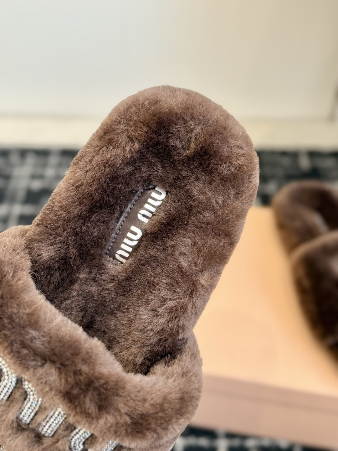 代购级 Miu Miu 26ss 秋冬新品毛拖~ 秋冬新宠 百搭时髦单品! 不管居家还是外穿都是品味的象征性! 秋冬搭配 代购级 Miu Miu 26ss 秋冬新品毛拖~ 秋冬新宠 百搭时髦单品! 不管居家还是外穿都是品味的象征性! 秋冬搭配