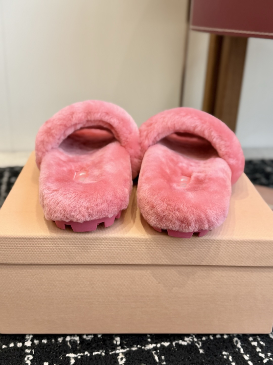 代购级 Miu Miu 26ss 秋冬新品毛拖～ 秋冬新宠 百搭时髦单品！ 不管居家还是外穿都是品味的象征性！ 秋冬搭配