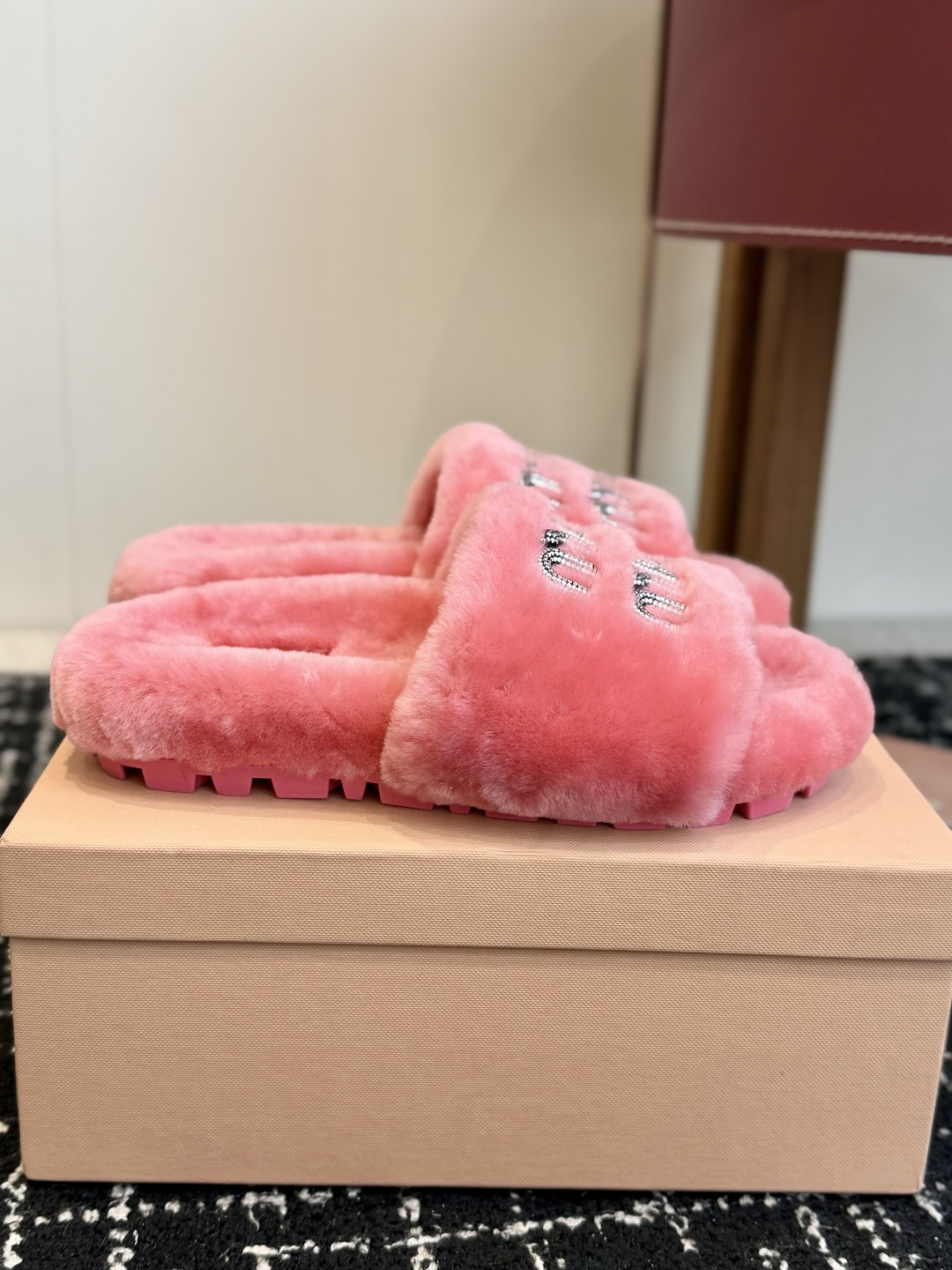 代购级 Miu Miu 26ss 秋冬新品毛拖～ 秋冬新宠 百搭时髦单品！ 不管居家还是外穿都是品味的象征性！ 秋冬搭配