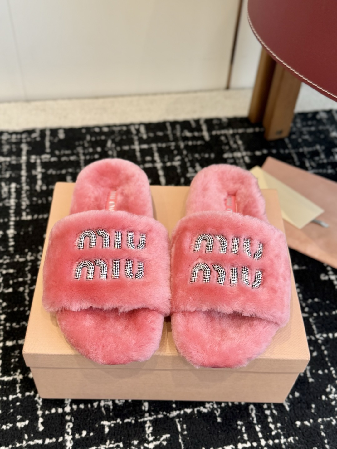 代购级 Miu Miu 26ss 秋冬新品毛拖～ 秋冬新宠 百搭时髦单品！ 不管居家还是外穿都是品味的象征性！ 秋冬搭配