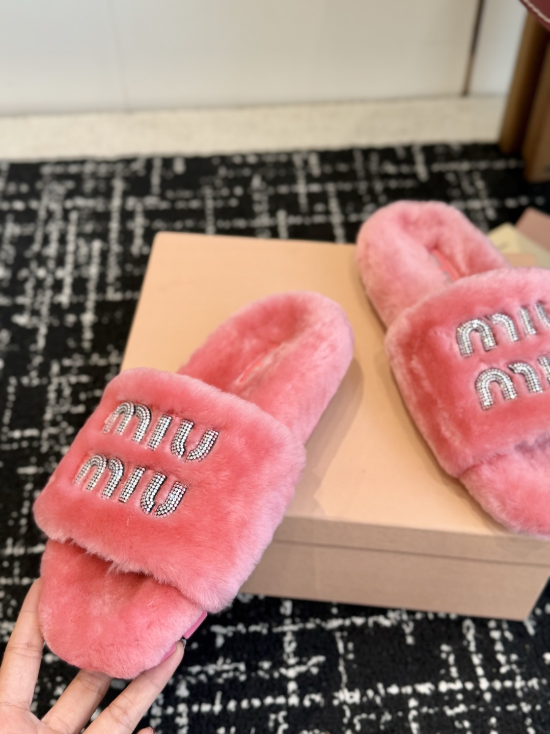 代购级 Miu Miu 26ss 秋冬新品毛拖～ 秋冬新宠 百搭时髦单品！ 不管居家还是外穿都是品味的象征性！ 秋冬搭配