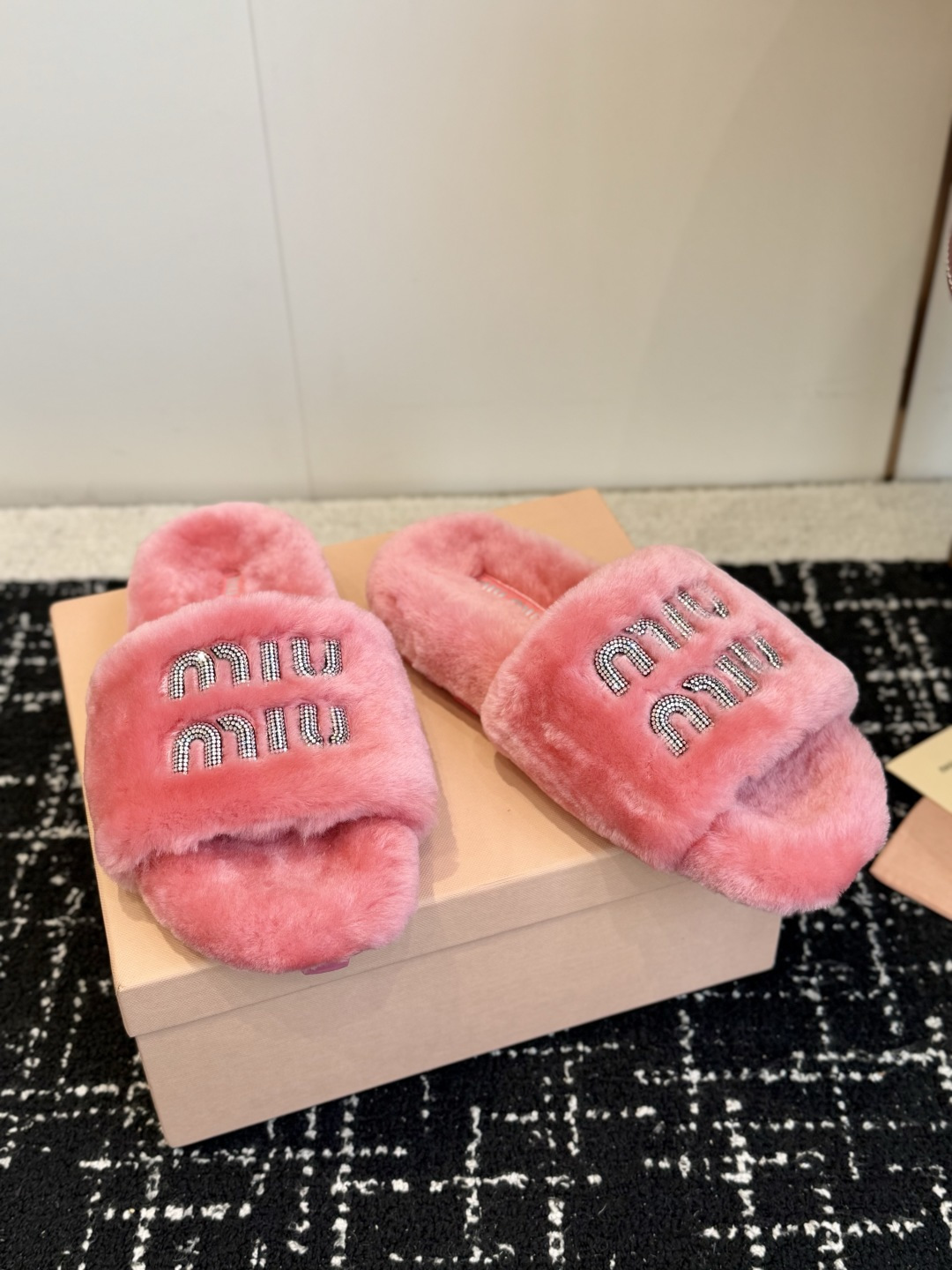 代购级 Miu Miu 26ss 秋冬新品毛拖～ 秋冬新宠 百搭时髦单品！ 不管居家还是外穿都是品味的象征性！ 秋冬搭配