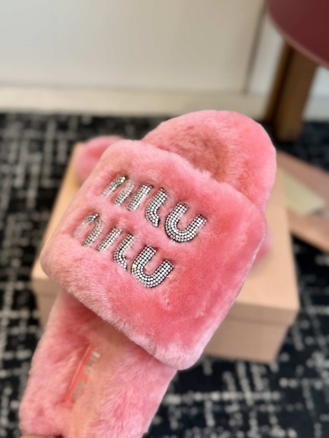 代购级 Miu Miu 26ss 秋冬新品毛拖～ 秋冬新宠 百搭时髦单品！ 不管居家还是外穿都是品味的象征性！ 秋冬搭配