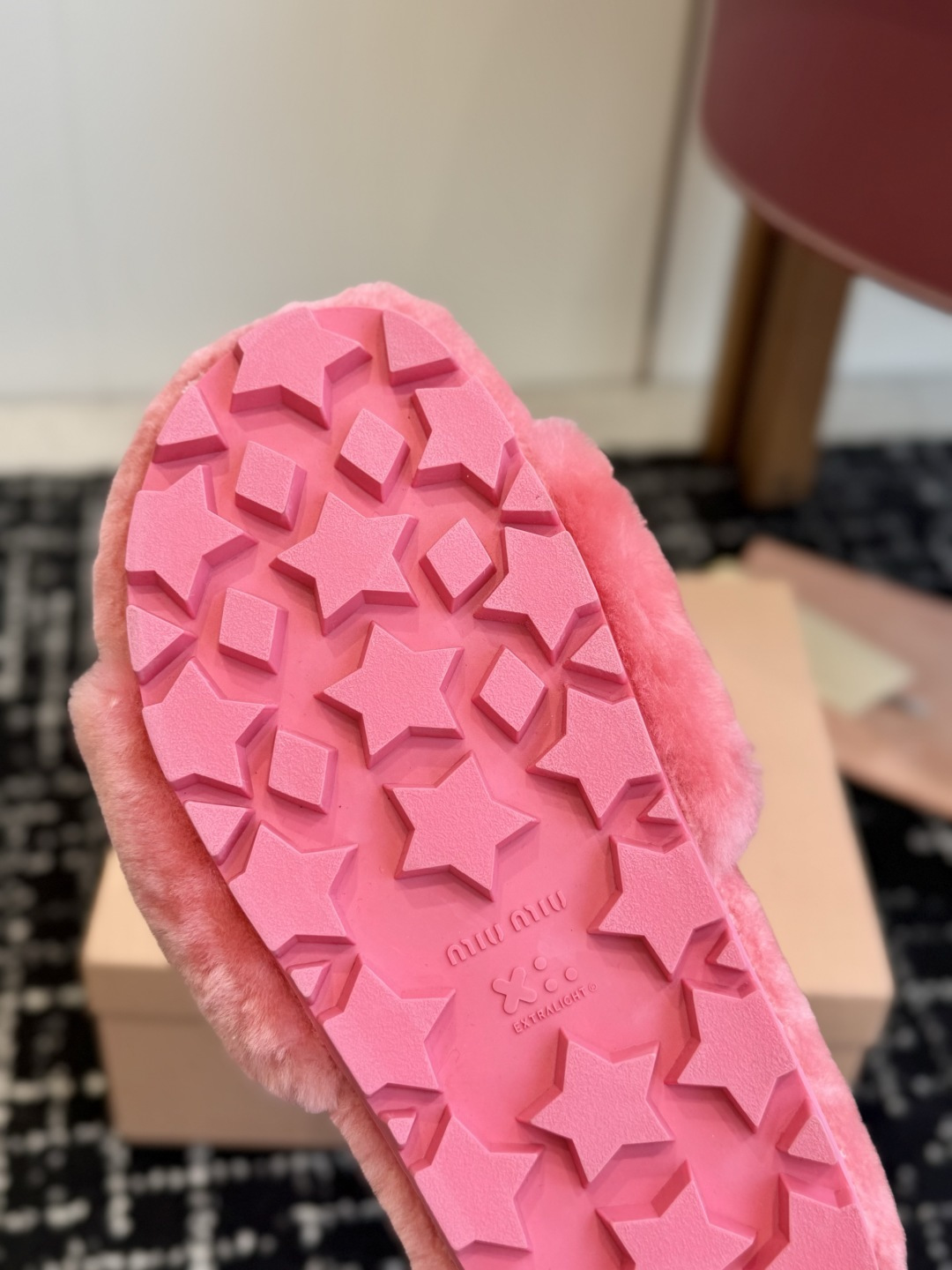 代购级 Miu Miu 26ss 秋冬新品毛拖～ 秋冬新宠 百搭时髦单品！ 不管居家还是外穿都是品味的象征性！ 秋冬搭配