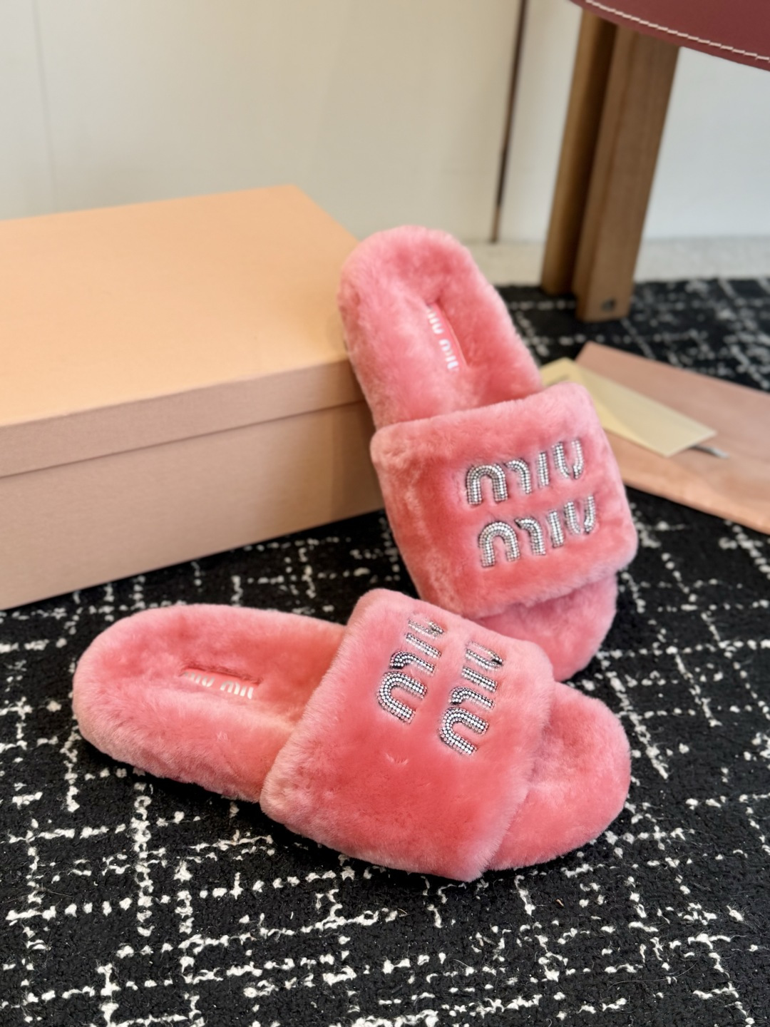 代购级 Miu Miu 26ss 秋冬新品毛拖～ 秋冬新宠 百搭时髦单品！ 不管居家还是外穿都是品味的象征性！ 秋冬搭配