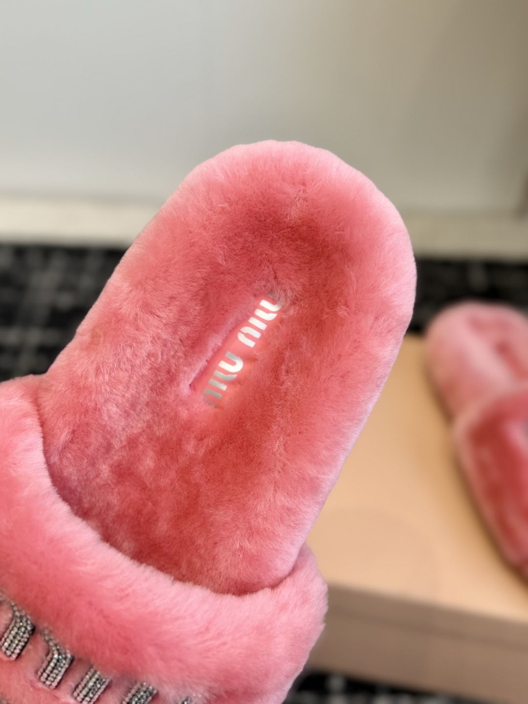 代购级 Miu Miu 26ss 秋冬新品毛拖～ 秋冬新宠 百搭时髦单品！ 不管居家还是外穿都是品味的象征性！ 秋冬搭配