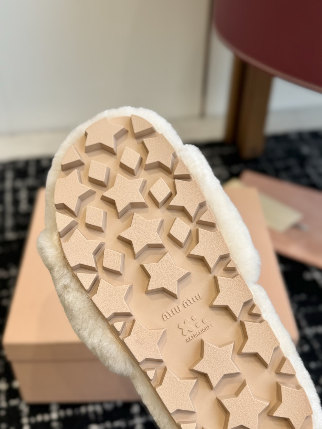 代购级 Miu Miu 26ss 秋冬新品毛拖～ 秋冬新宠 百搭时髦单品！ 不管居家还是外穿都是品味的象征性！ 秋冬搭配