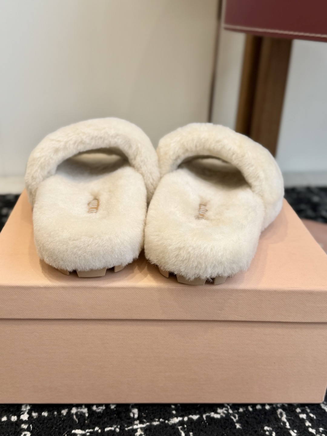 代购级 Miu Miu 26ss 秋冬新品毛拖～ 秋冬新宠 百搭时髦单品！ 不管居家还是外穿都是品味的象征性！ 秋冬搭配