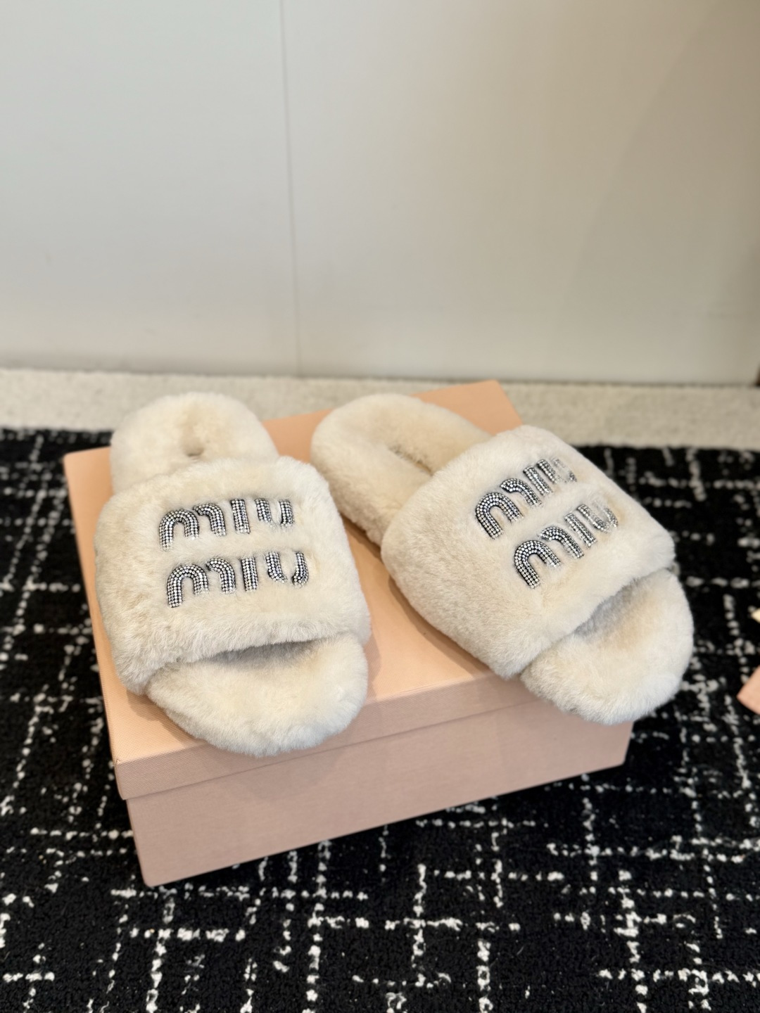 代购级 Miu Miu 26ss 秋冬新品毛拖～ 秋冬新宠 百搭时髦单品！ 不管居家还是外穿都是品味的象征性！ 秋冬搭配