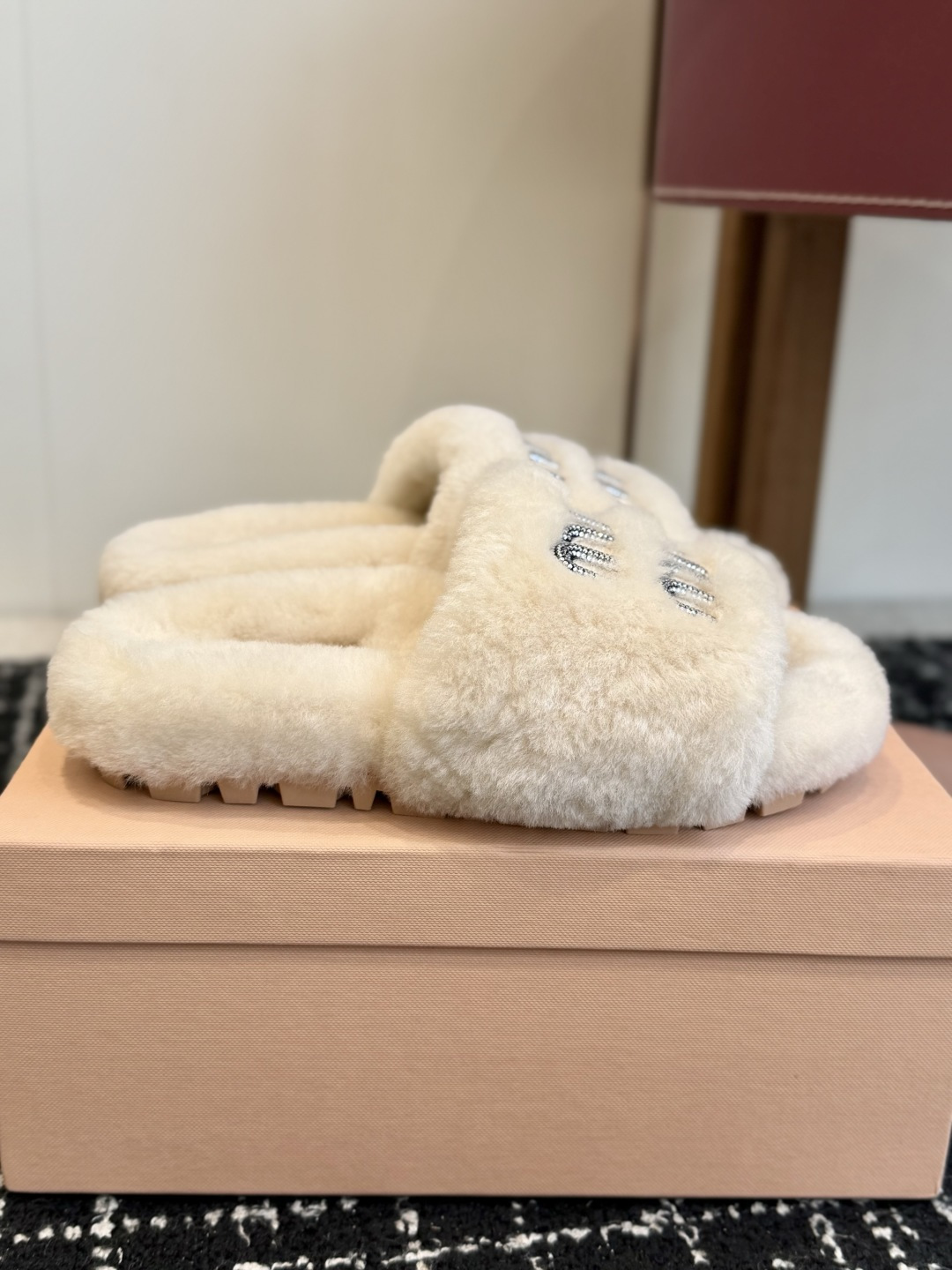 代购级 Miu Miu 26ss 秋冬新品毛拖～ 秋冬新宠 百搭时髦单品！ 不管居家还是外穿都是品味的象征性！ 秋冬搭配