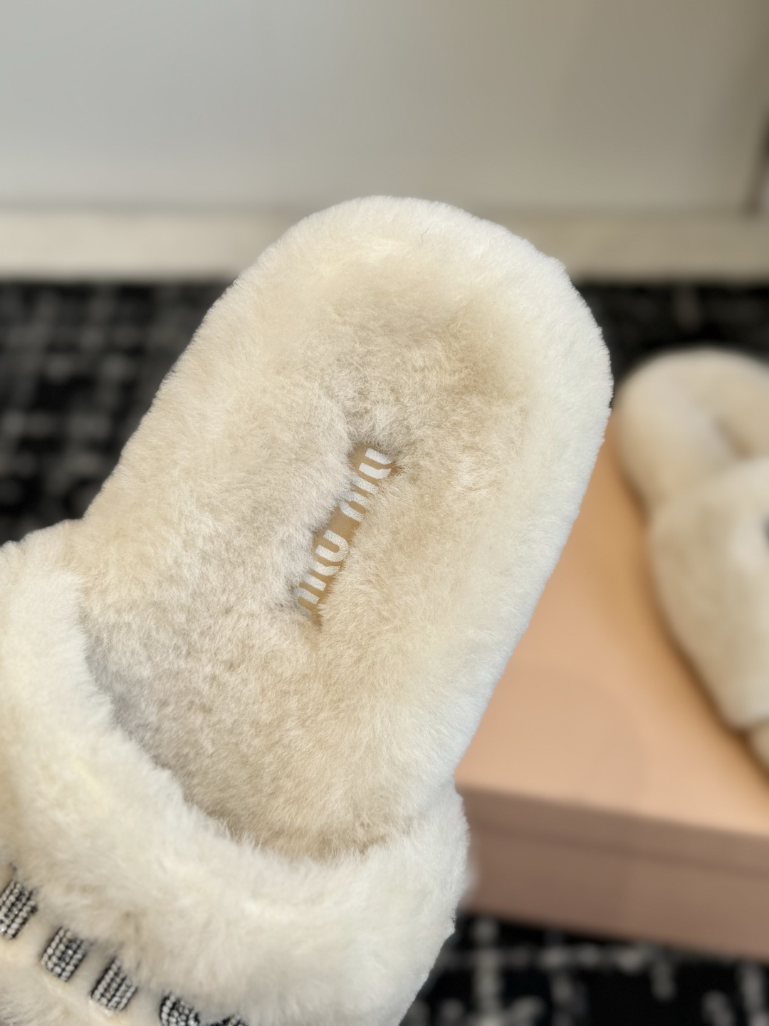 代购级 Miu Miu 26ss 秋冬新品毛拖～ 秋冬新宠 百搭时髦单品！ 不管居家还是外穿都是品味的象征性！ 秋冬搭配