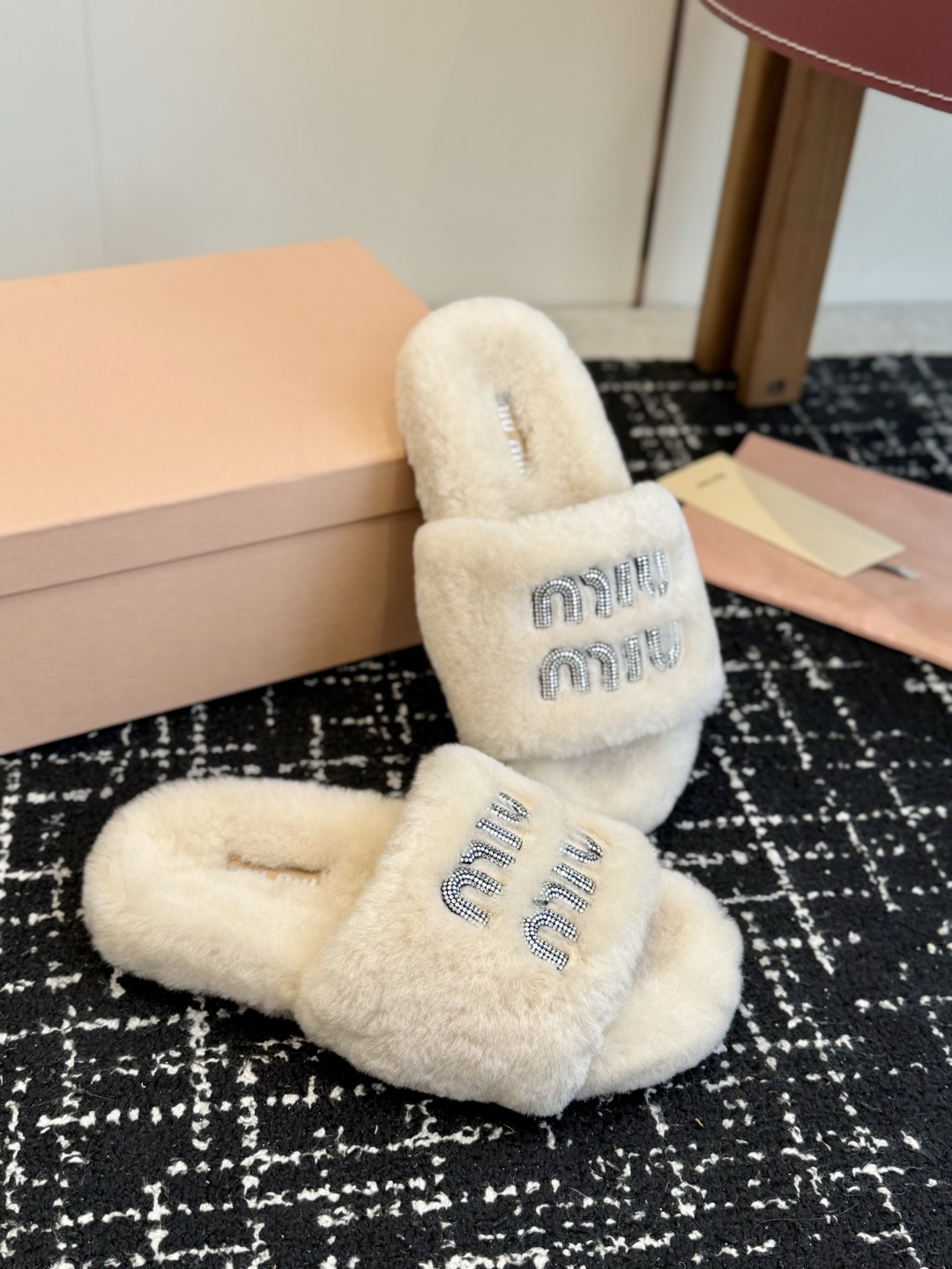 代购级 Miu Miu 26ss 秋冬新品毛拖～ 秋冬新宠 百搭时髦单品！ 不管居家还是外穿都是品味的象征性！ 秋冬搭配