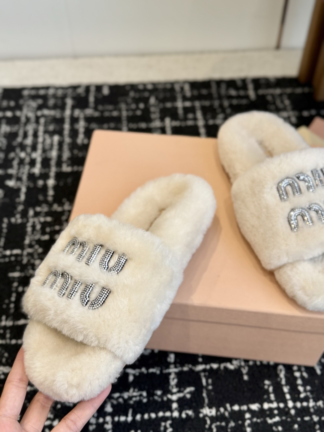 代购级 Miu Miu 26ss 秋冬新品毛拖～ 秋冬新宠 百搭时髦单品！ 不管居家还是外穿都是品味的象征性！ 秋冬搭配