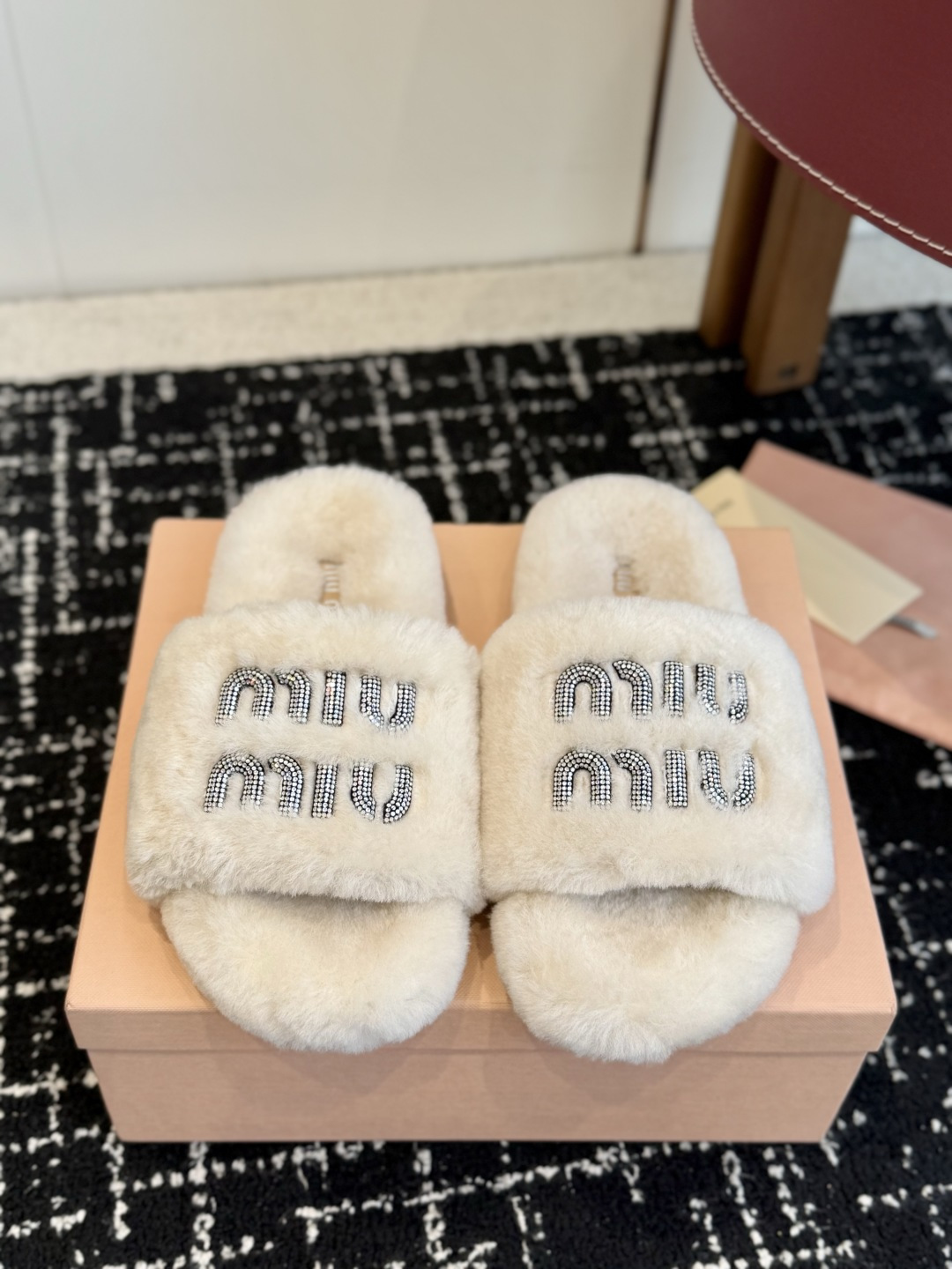代购级 Miu Miu 26ss 秋冬新品毛拖～ 秋冬新宠 百搭时髦单品！ 不管居家还是外穿都是品味的象征性！ 秋冬搭配