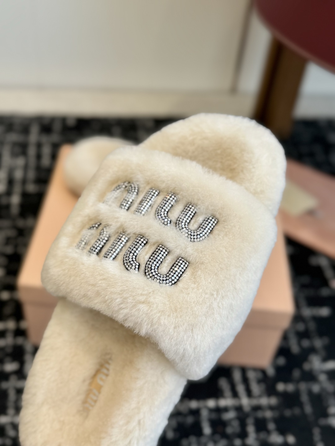 代购级 Miu Miu 26ss 秋冬新品毛拖～ 秋冬新宠 百搭时髦单品！ 不管居家还是外穿都是品味的象征性！ 秋冬搭配
