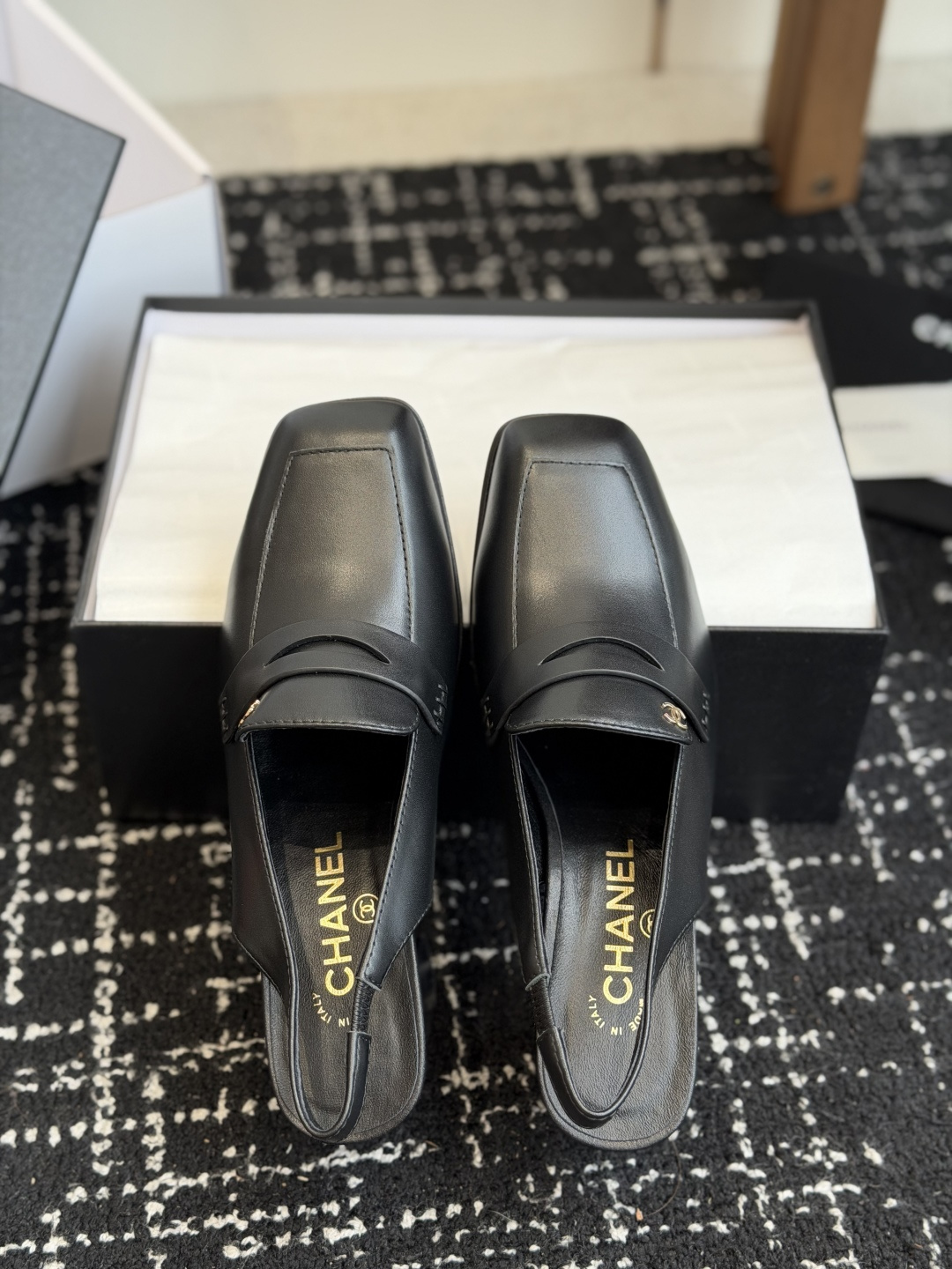 代购级 Chanel26SS早春新款方头 纯色 高跟凉鞋 经典方头鞋型自带复古高级感，简单设计瞬间点亮整体造型，把香奈儿