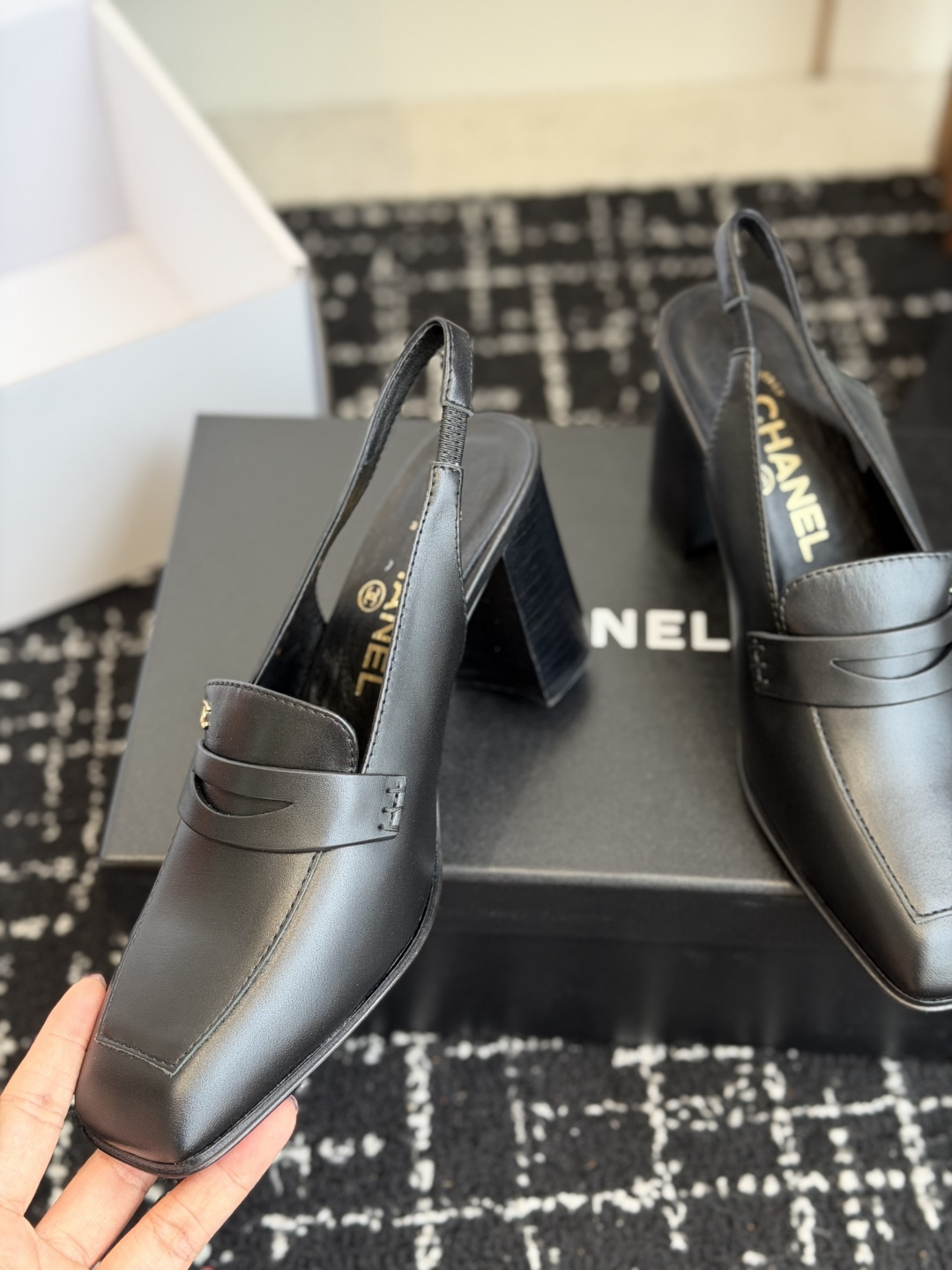 代购级 Chanel26SS早春新款方头 纯色 高跟凉鞋 经典方头鞋型自带复古高级感，简单设计瞬间点亮整体造型，把香奈儿