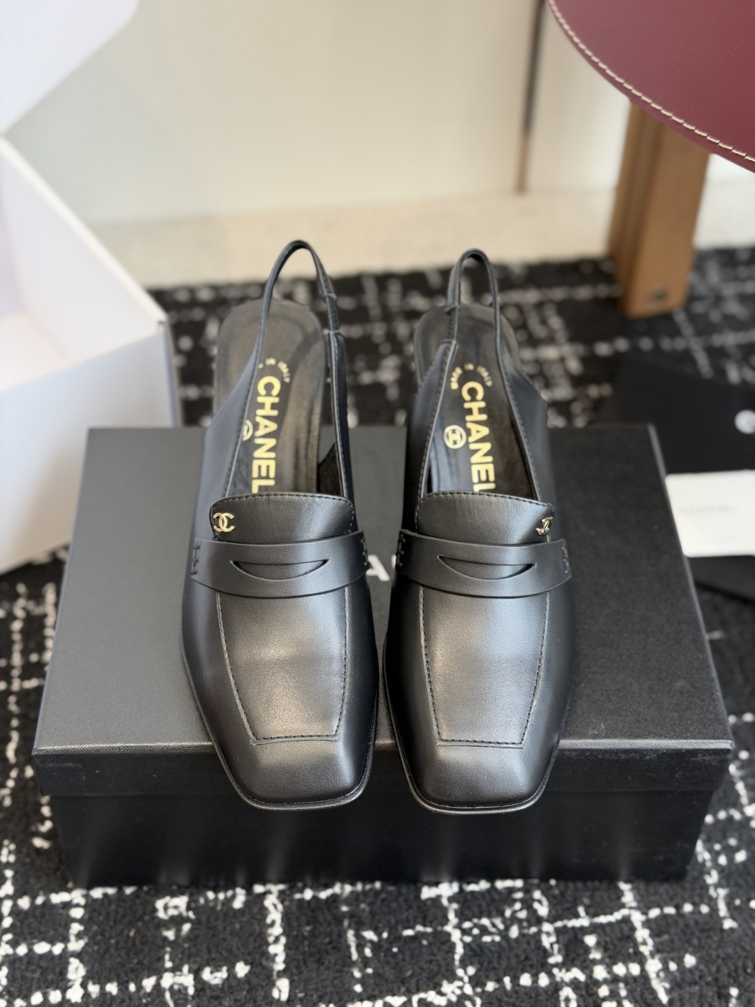 代购级 Chanel26SS早春新款方头 纯色 高跟凉鞋 经典方头鞋型自带复古高级感，简单设计瞬间点亮整体造型，把香奈儿