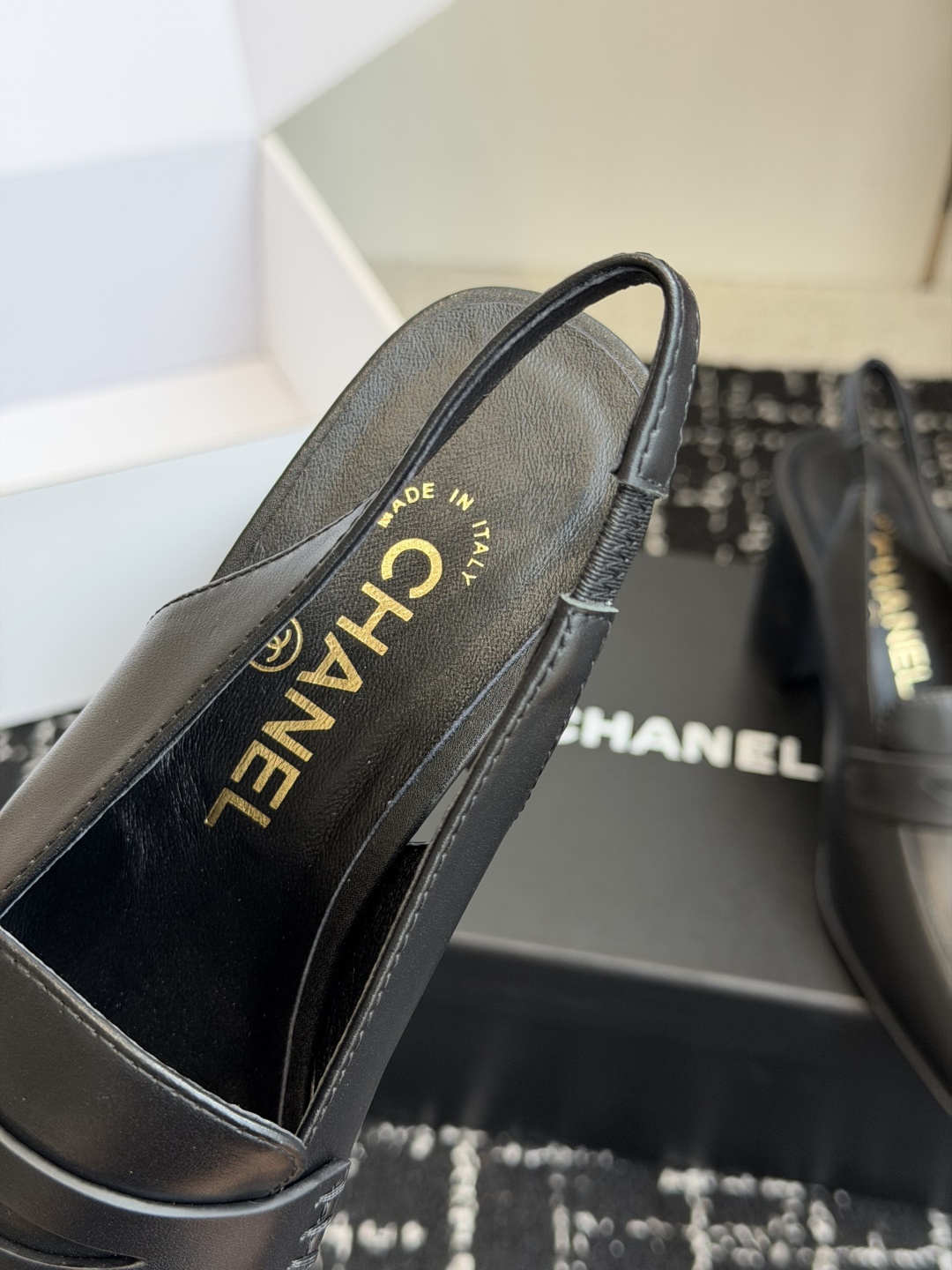 代购级 Chanel26SS早春新款方头 纯色 高跟凉鞋 经典方头鞋型自带复古高级感，简单设计瞬间点亮整体造型，把香奈儿